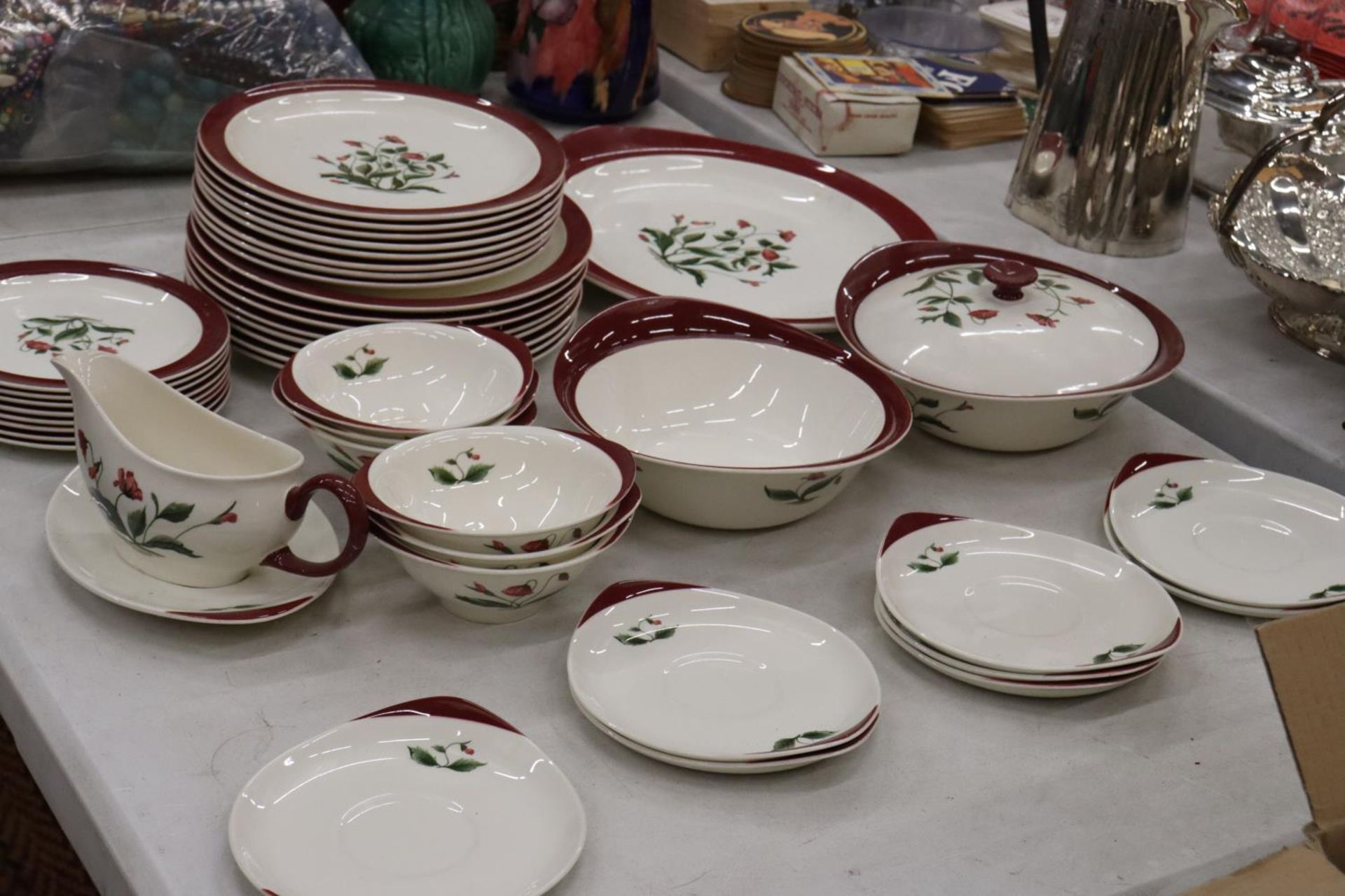 A QUANTITY OF WEDGWOOD 'MAYFIELD DINNER WARE TO INCLUDE VARIOUS SIZES OF PLATES, SERVING BOWLS, - Image 4 of 6