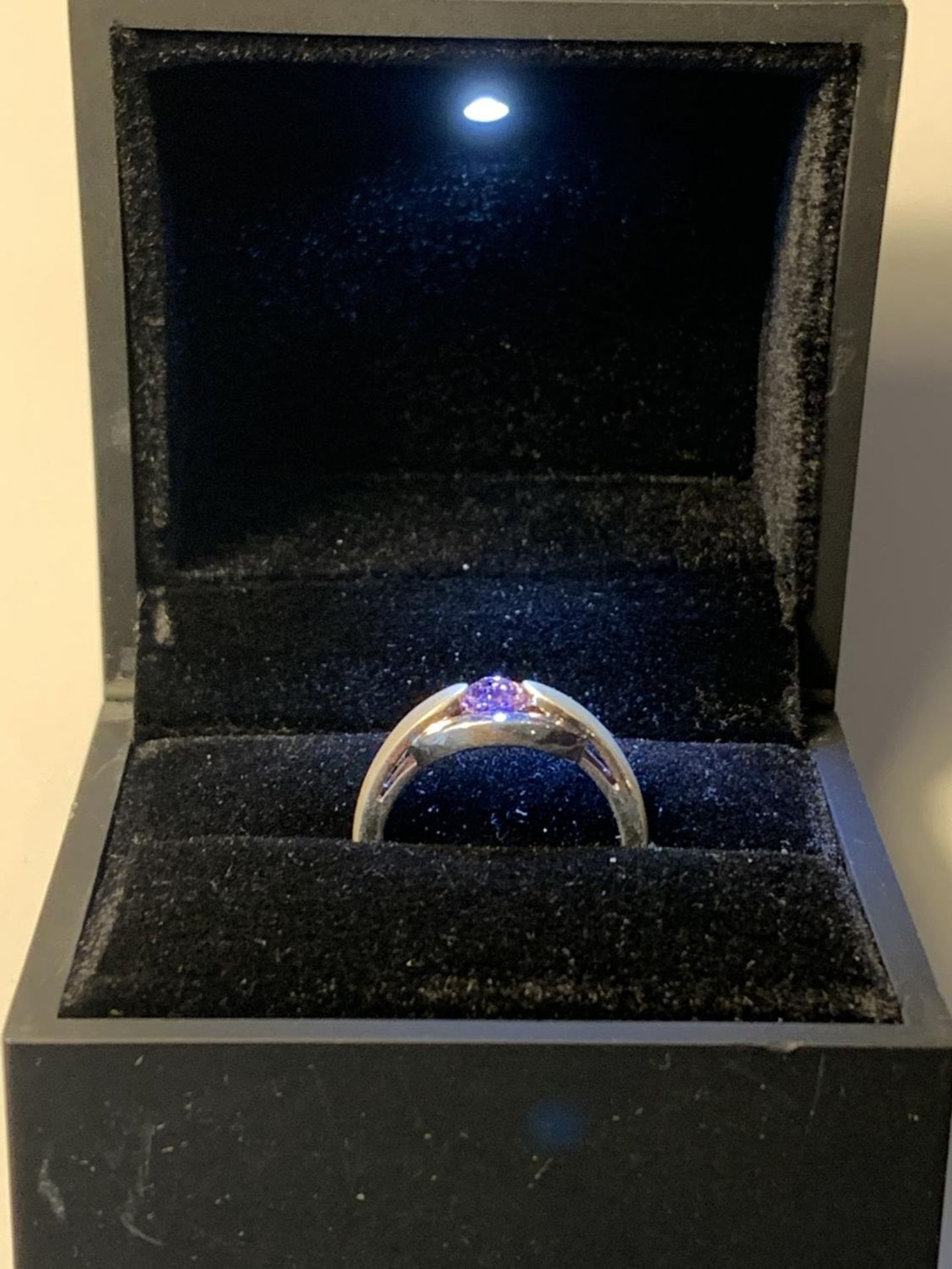 A SILVER AND AMETHYST RING IN A PRESENTATION BOX - Image 5 of 5