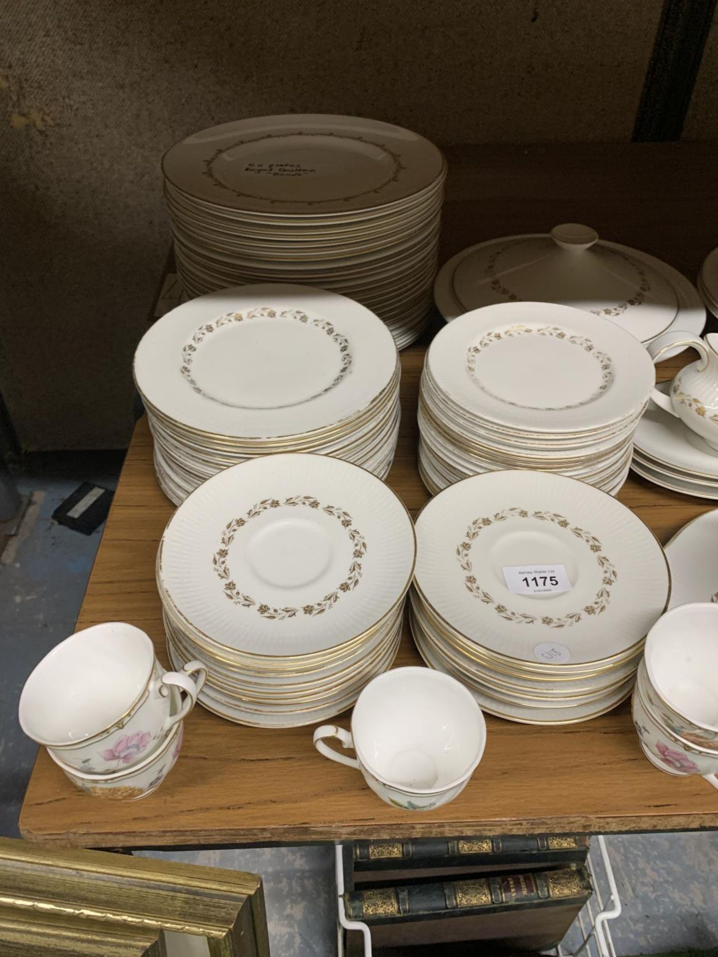 A LARGE QUANTITY OF ROYAL DOULTON 'FAIRFAX' AND 'RONDO' DINNER WARE TO INCLUDE VARIOUS SIZES OF - Image 2 of 4
