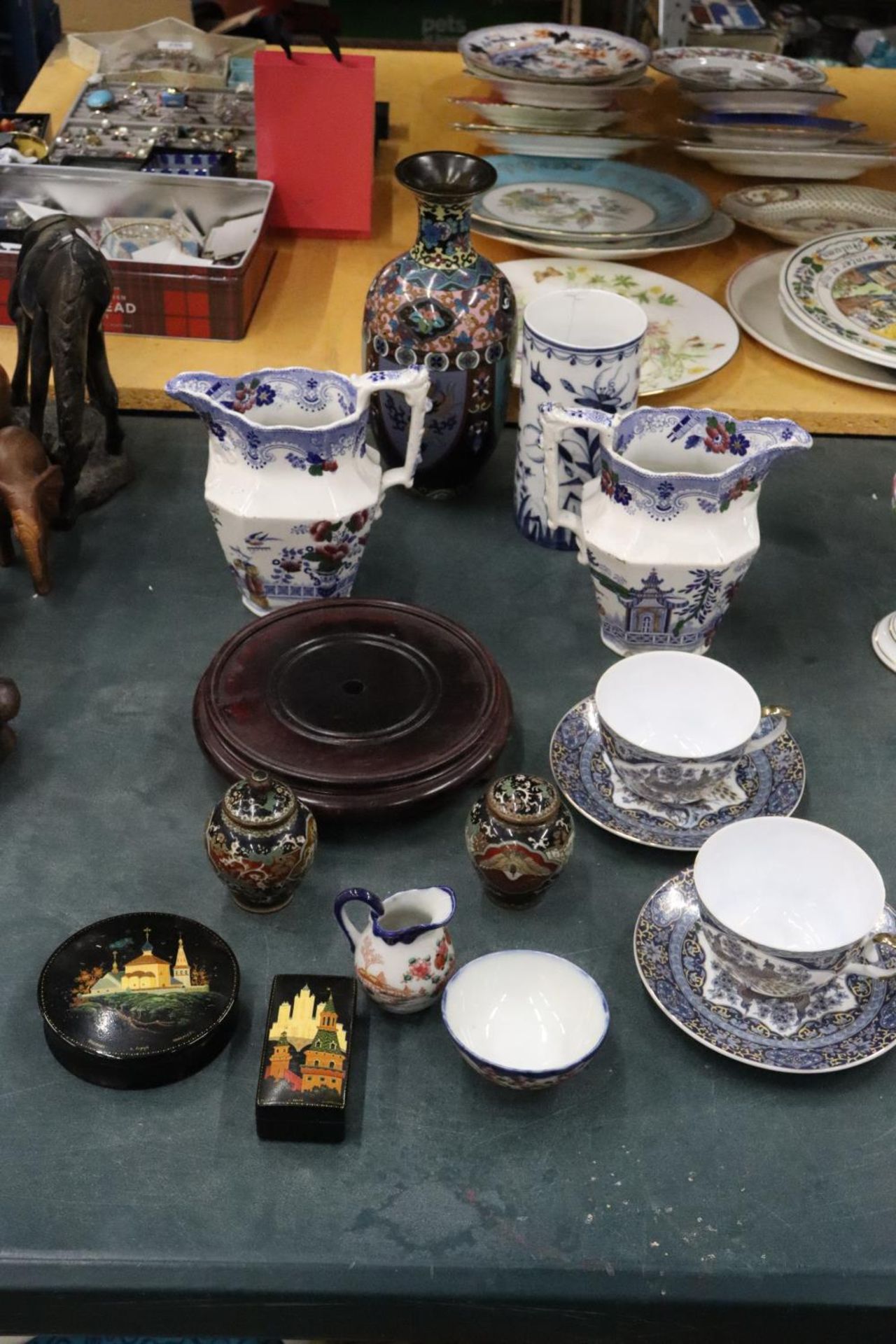 A QUANTITY OF VINTAGE CERAMICS TO INCLUDE RUSSIAN BOXES, ORIENTAL PATTERNED JUGS, CLOISONNE VASE AND