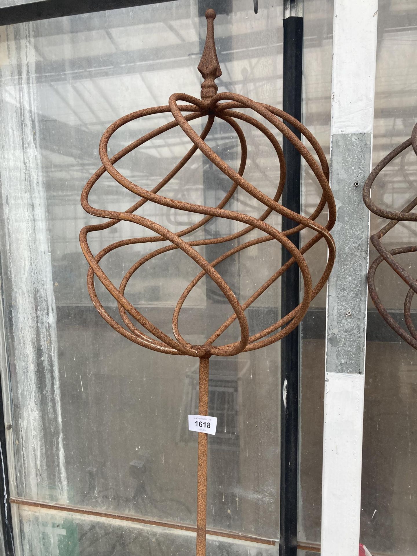 A METAL TWISTED LOLLIPOP GARDEN FEATURE (H:198CM) - Image 2 of 3