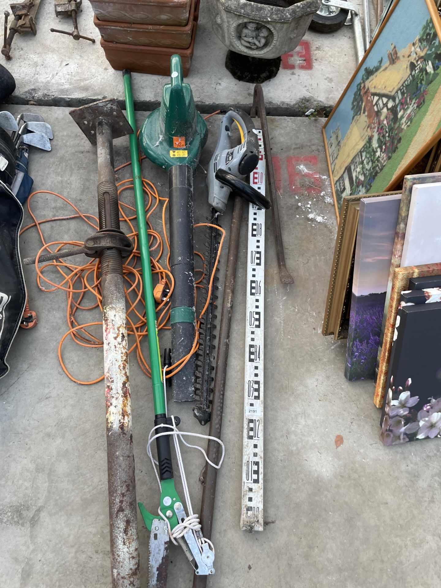 AN ASSORTMENT OF TOOLS TO INCLUDE AN ACRO PROP, TITAN ELECTRIC HEDGE TRIMMER AND A CROW BAR ETC - Image 2 of 3