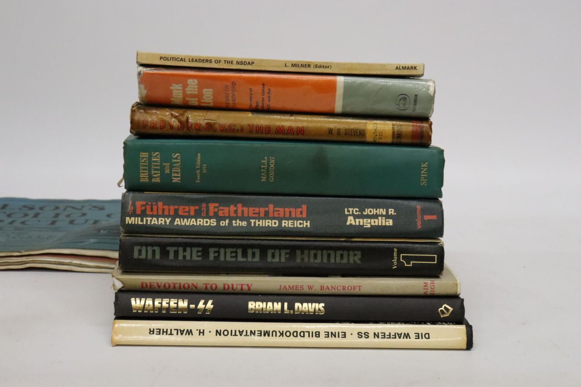 A COLLECTION OF THIRTEEN BOOKS AND BOOKLETS RELATING TO WORLD WAR I AND WORLD WAR II, TO INCLUDE - Bild 7 aus 7