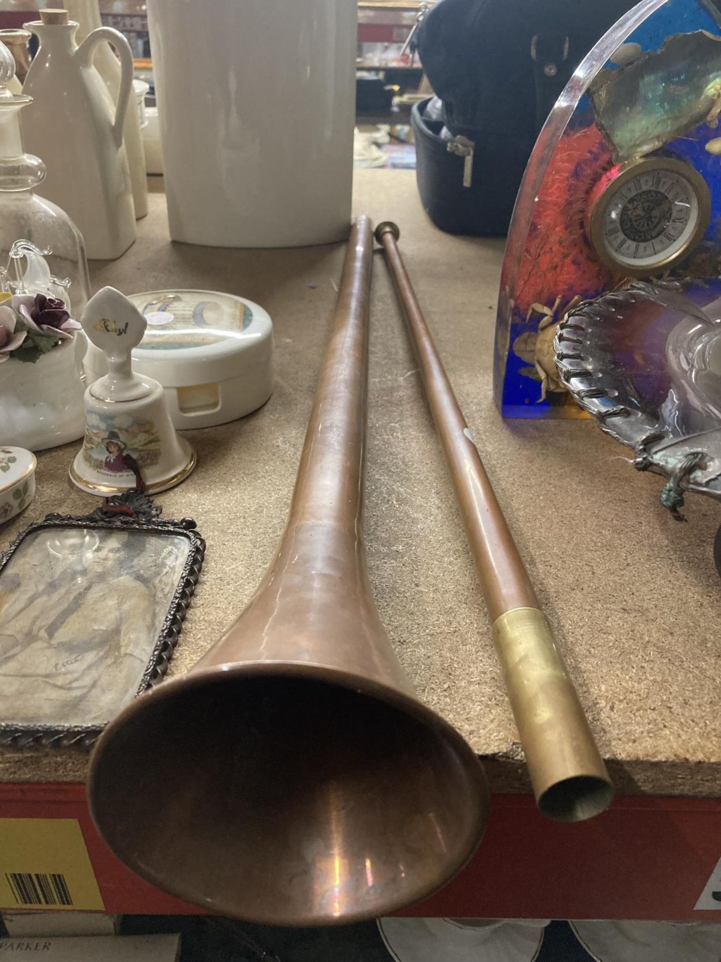 A BRASS AND COPPER HUNTING HORN - Image 2 of 2