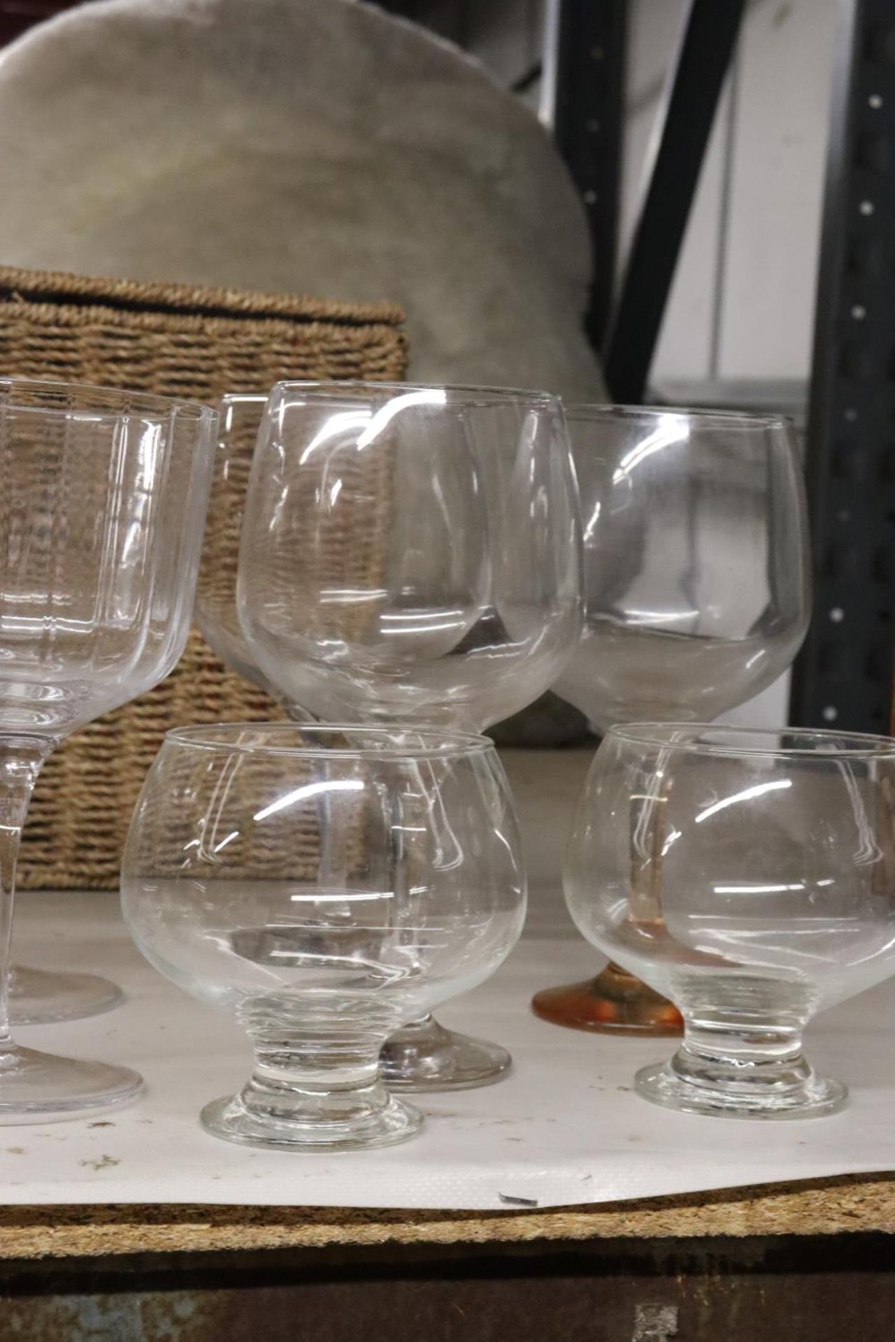 A QUANTITY OF GIN GLASSES AND BOWLS IN A BASKET - Image 6 of 6