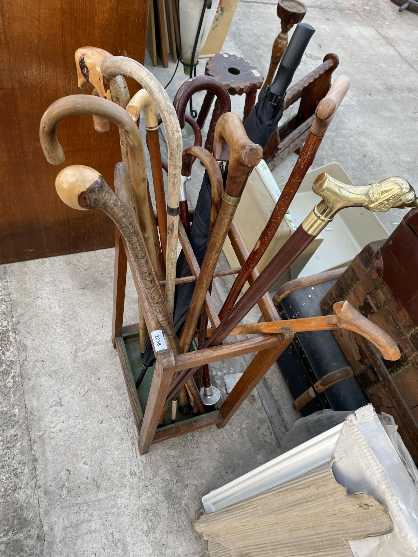 AN OAK STICK STAND WITH AN ASSORTMENT OF UMBRELLAS AND WALKING STICKS TO INCLUDE ONE WITH A SILVER - Image 2 of 4