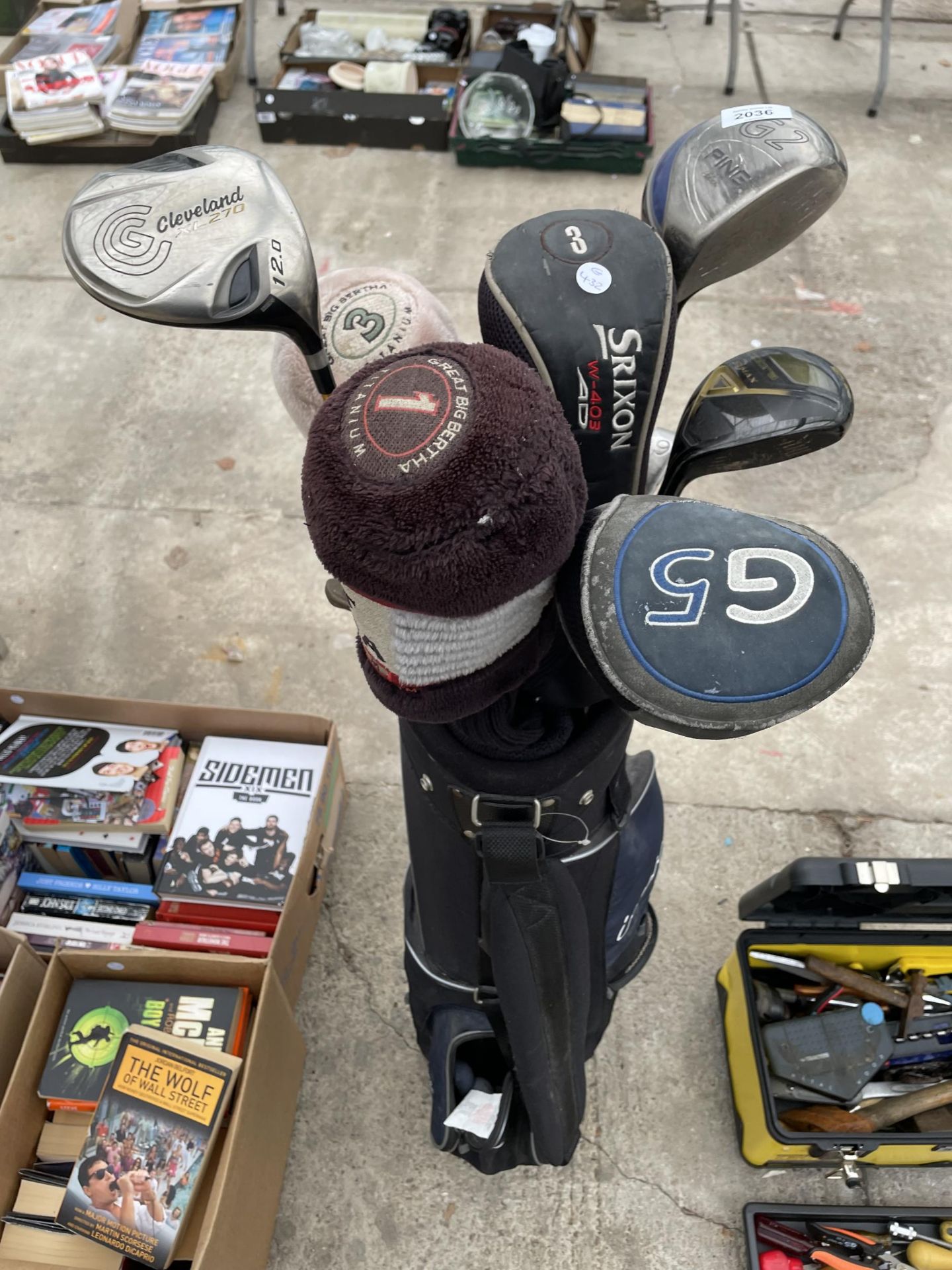 A GOLF BAG WITH AN ASSORTMENT OF GOLF CLUBS TO INCLUDE PING AND COBRA ETC