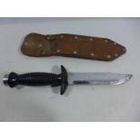 A DIVERS KNIFE AND SCABBARD, 15CM BLADE