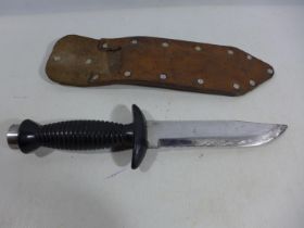 A DIVERS KNIFE AND SCABBARD, 15CM BLADE