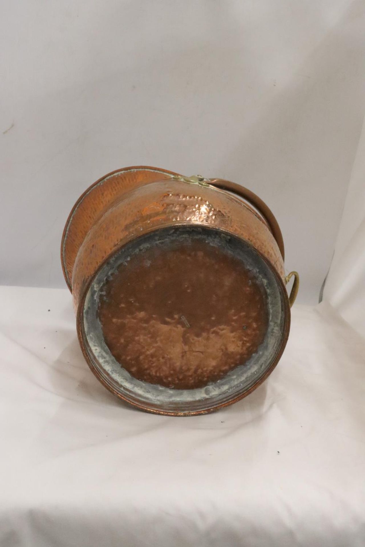 A VINTAGE HAMMERED COPPER COAL SCUTTLE - Image 4 of 4