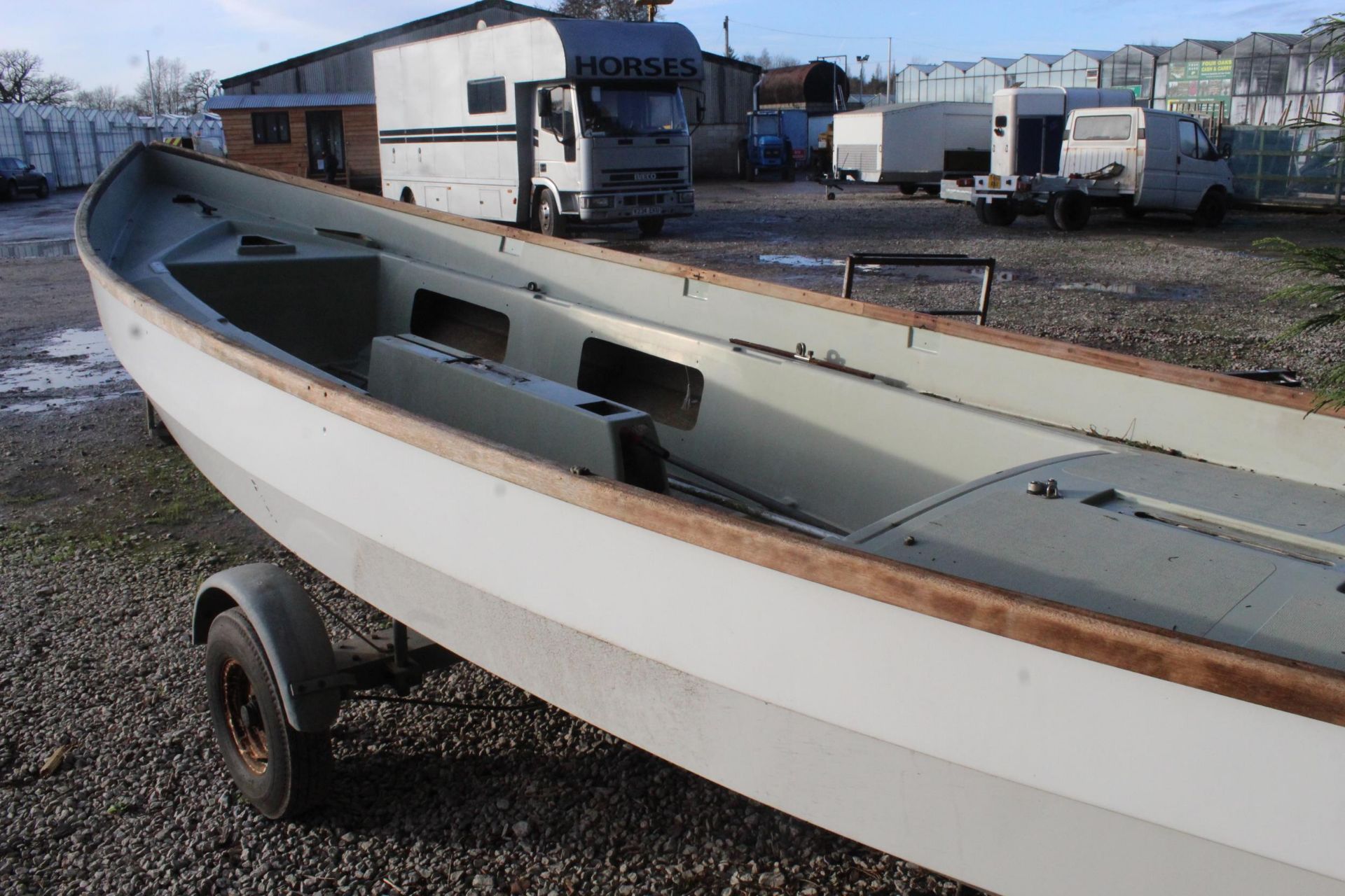 DRASCOMBE LUGGER BOAT AND BOAT TRAILER SPEC LENGTH 5.72M WATERLINE LENGTH 4.57M BEAM 1.90M SAILING - Image 2 of 4