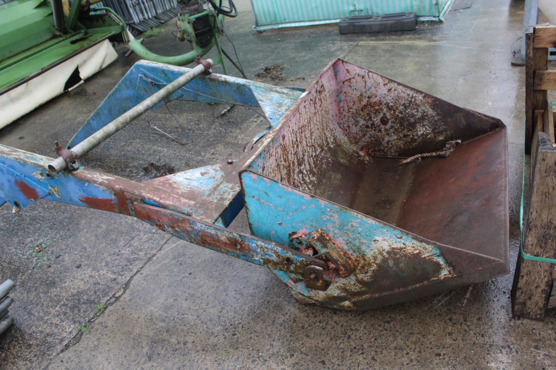 FORD FRONT END LOADER WITH BRACKETS NO VAT - Image 3 of 4