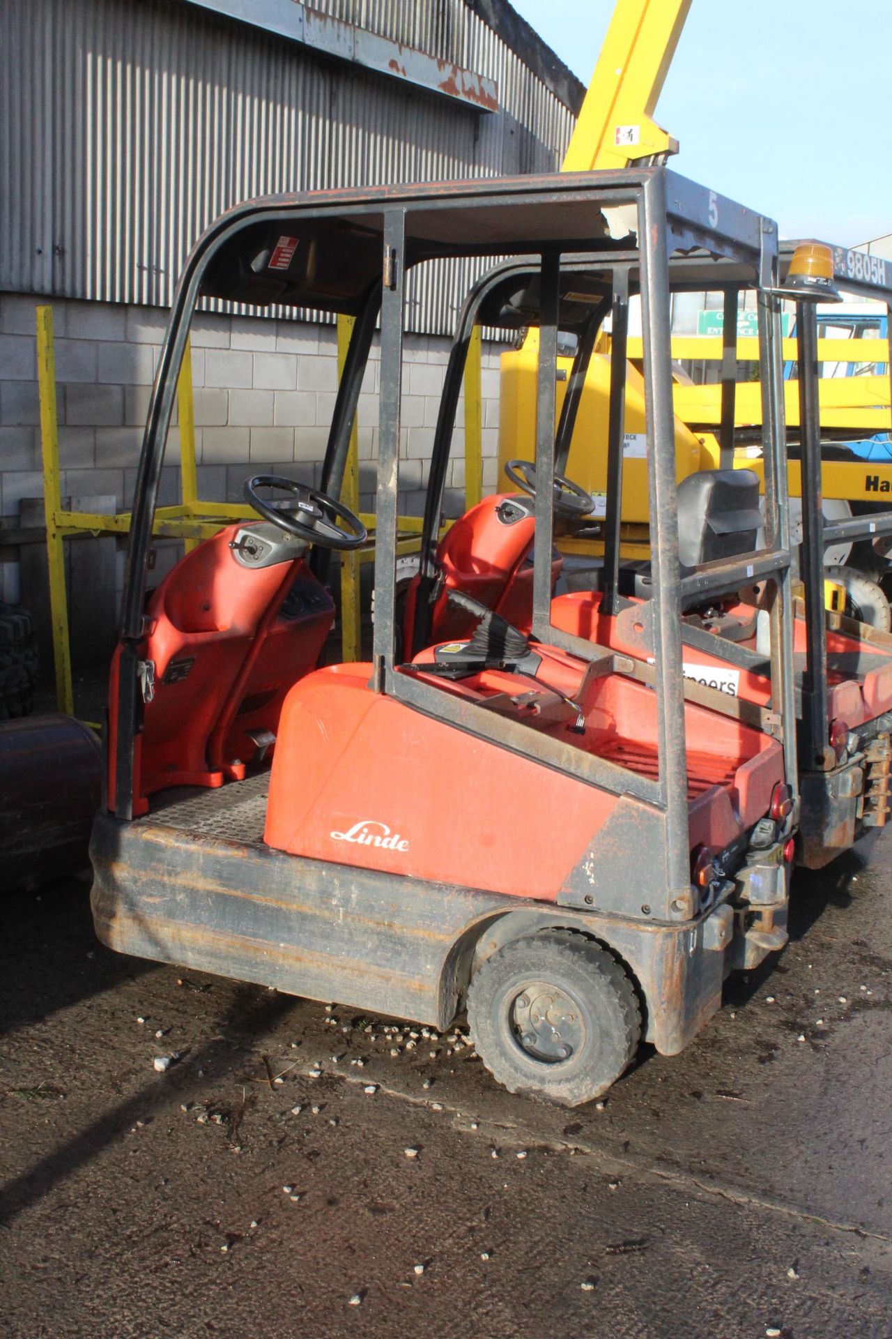 LINDE P60 TOW TRACTOR 48V 6 TONNE CAPACITY + VAT - Image 2 of 5