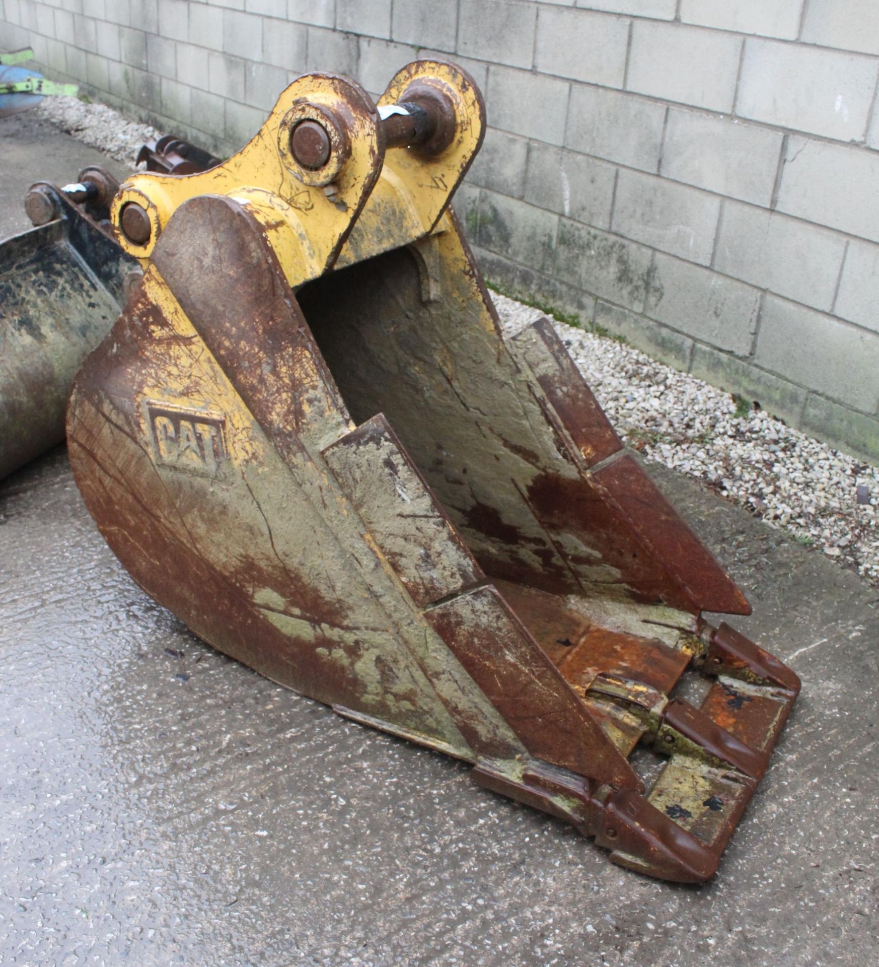 CAT 22"DIGGER BUCKET WITH SIDE CUTTERS HARDLY USED 65MM PINS + VAT