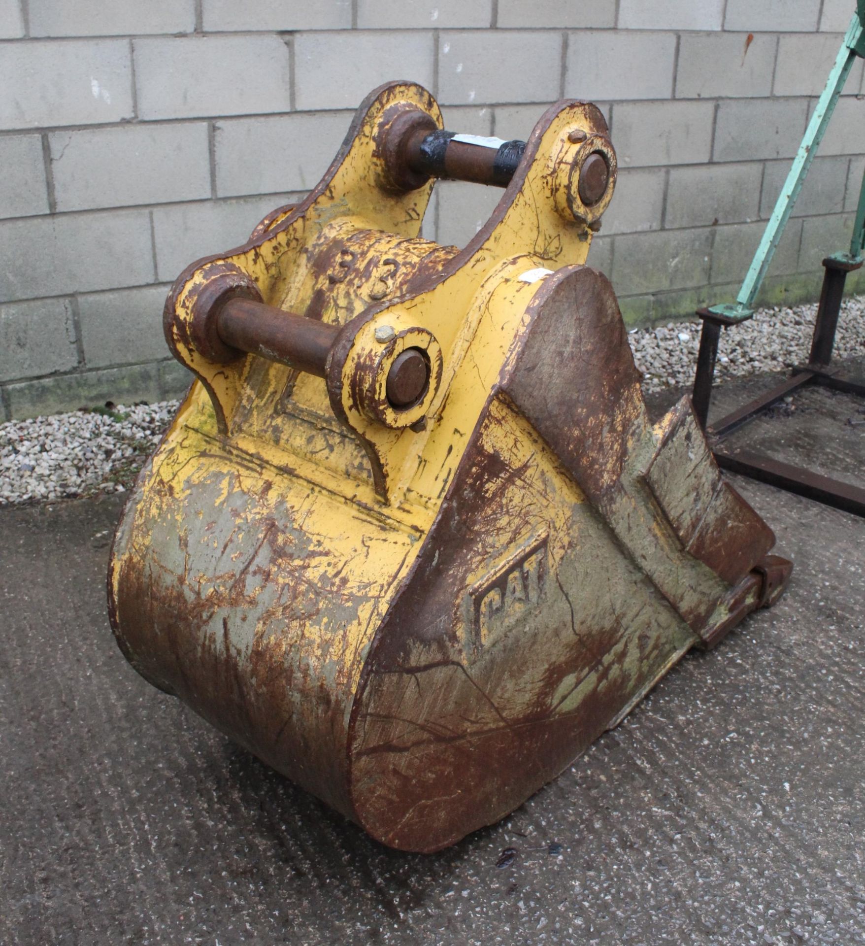 CAT 22"DIGGER BUCKET WITH SIDE CUTTERS HARDLY USED 65MM PINS + VAT - Image 2 of 2