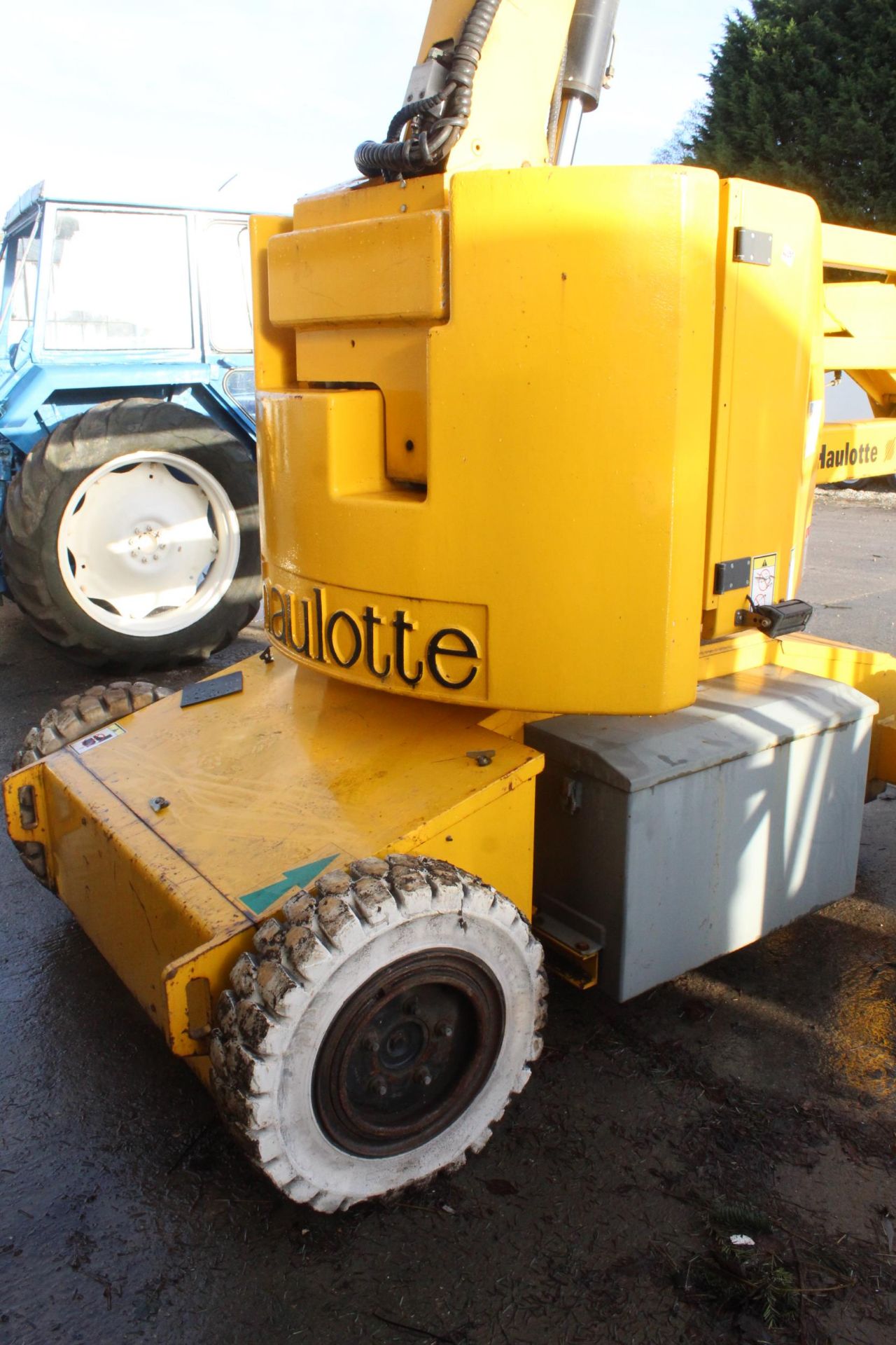 INDOOR HAULETTE HAISI 48V HA15 CHERRY PICKER APPROX 2000 HOURS BUILT IN 110/240V CHARGER 15 METRE - Image 7 of 10