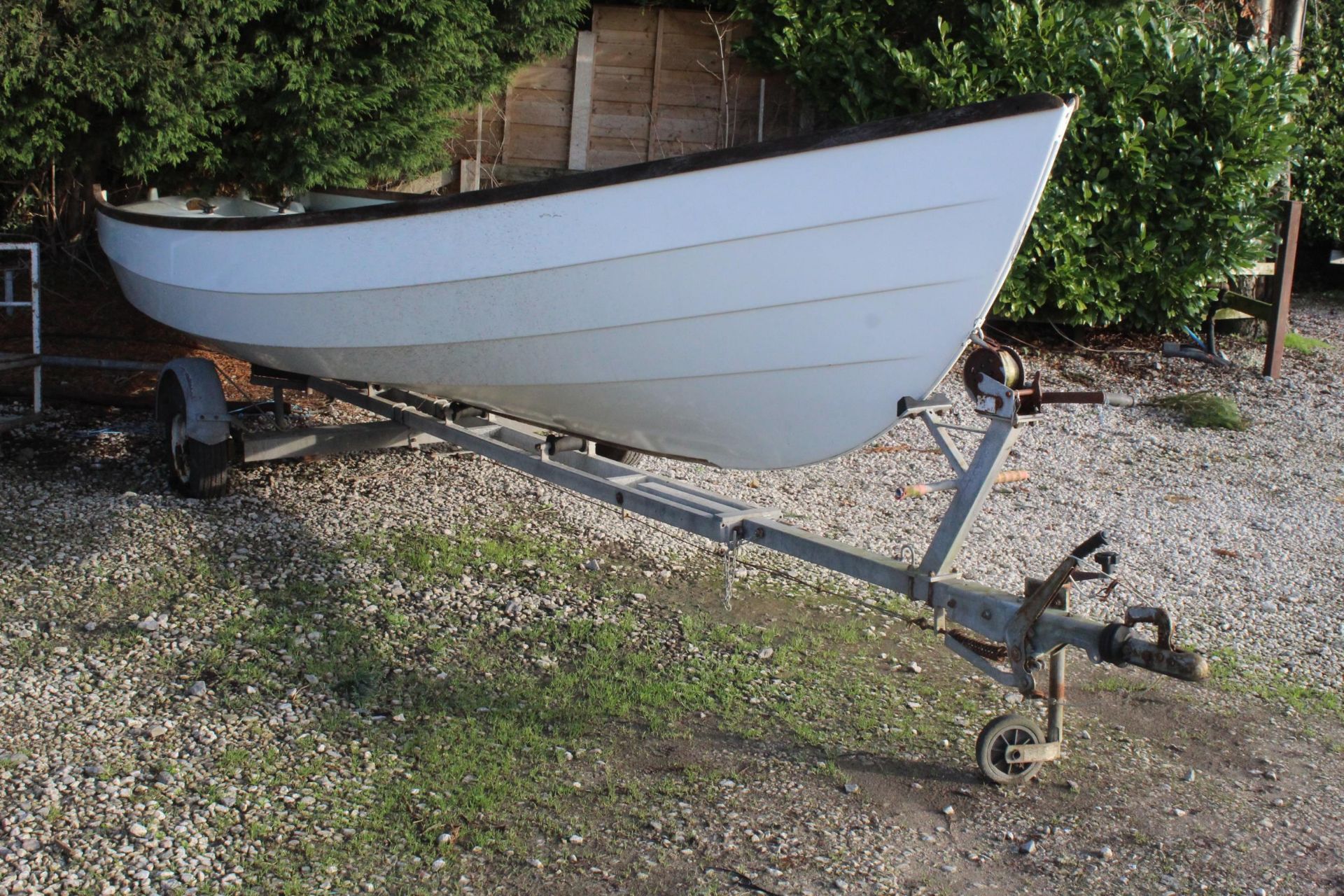DRASCOMBE LUGGER BOAT AND BOAT TRAILER SPEC LENGTH 5.72M WATERLINE LENGTH 4.57M BEAM 1.90M SAILING - Image 4 of 4