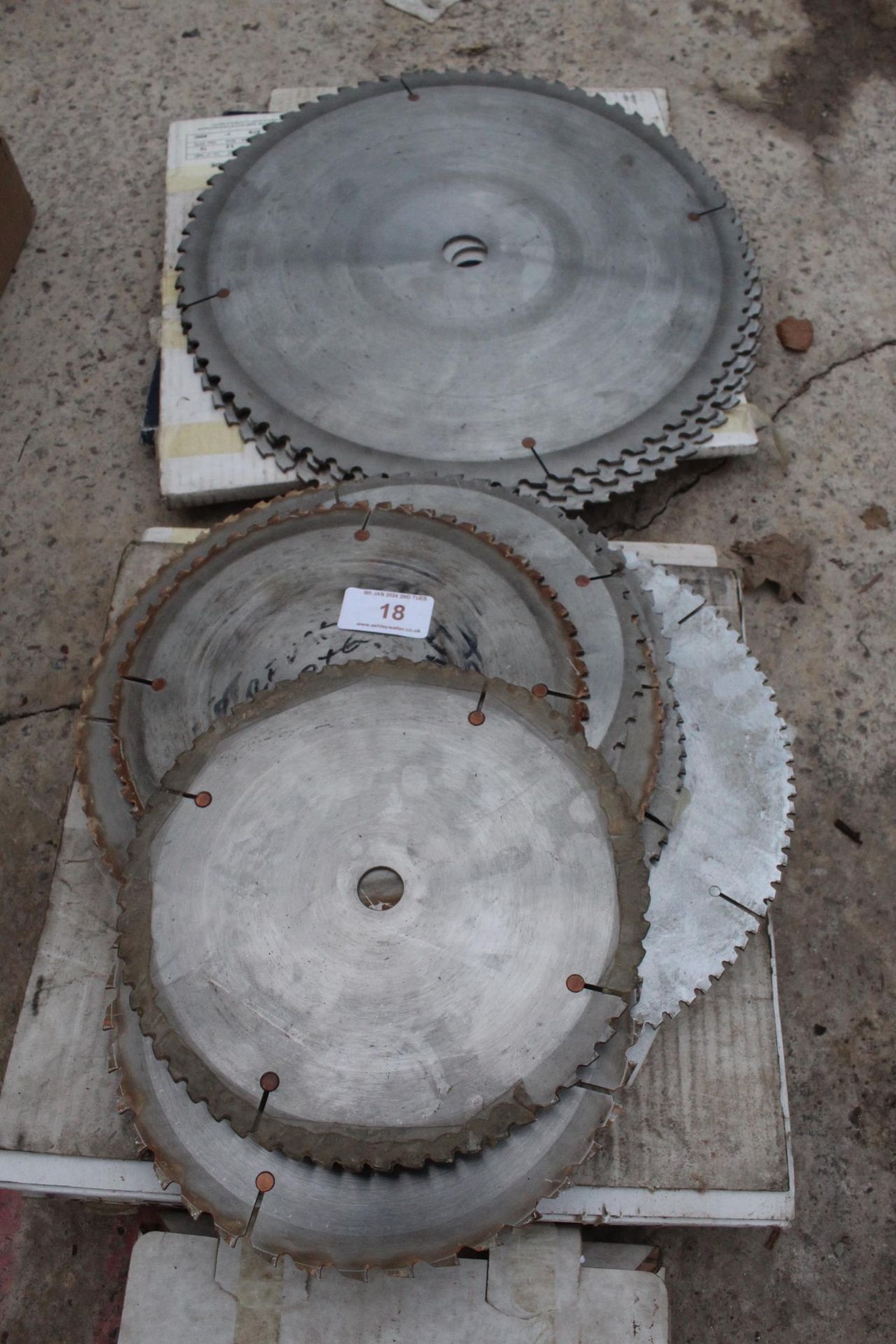 QUANTITY OF LOOSE TABLE SAW BLADES NO VAT - Image 2 of 3