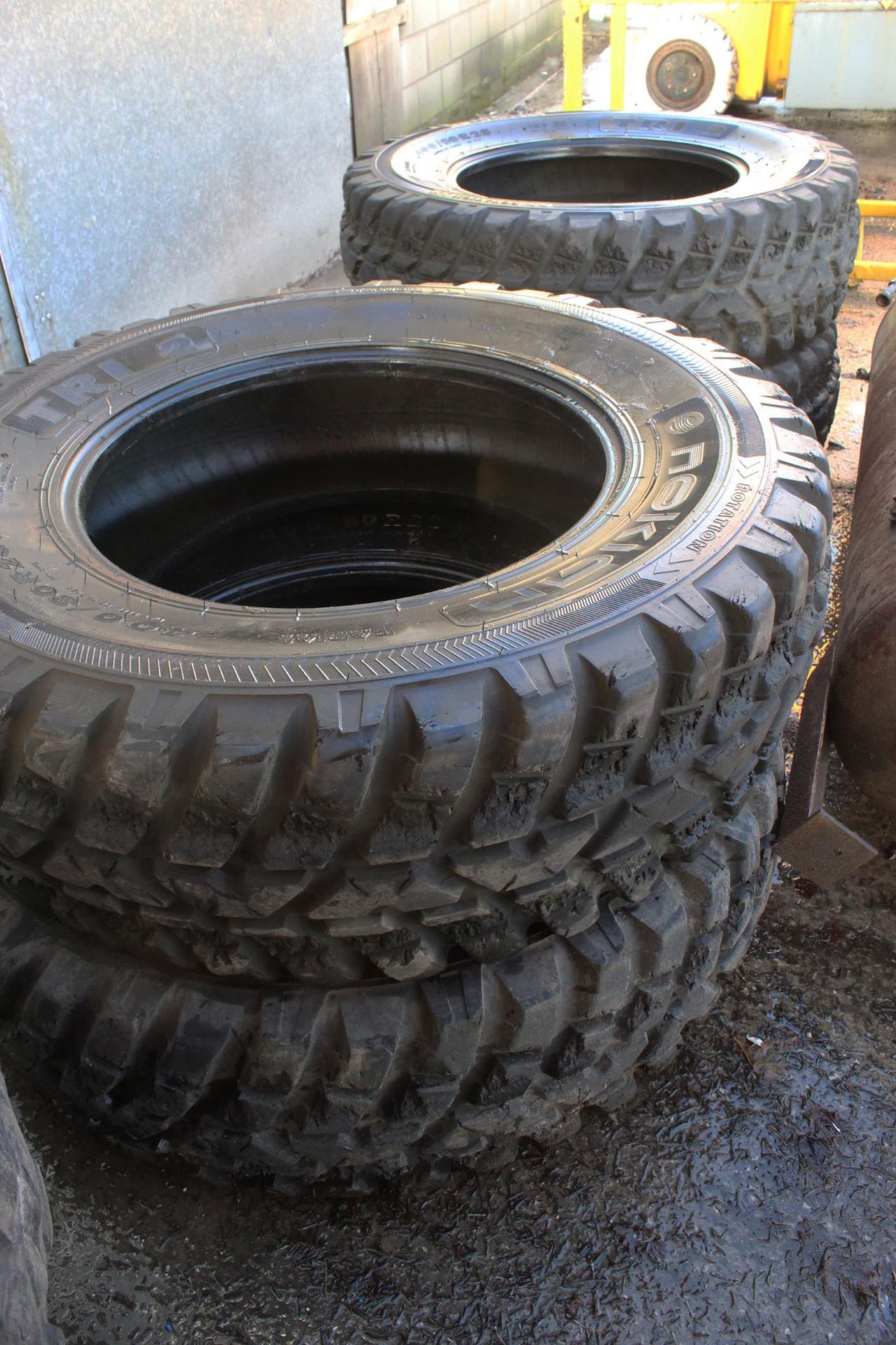 4 VALTRA FRONT TYRES 40.0/80 R26 + VAT - Image 2 of 2