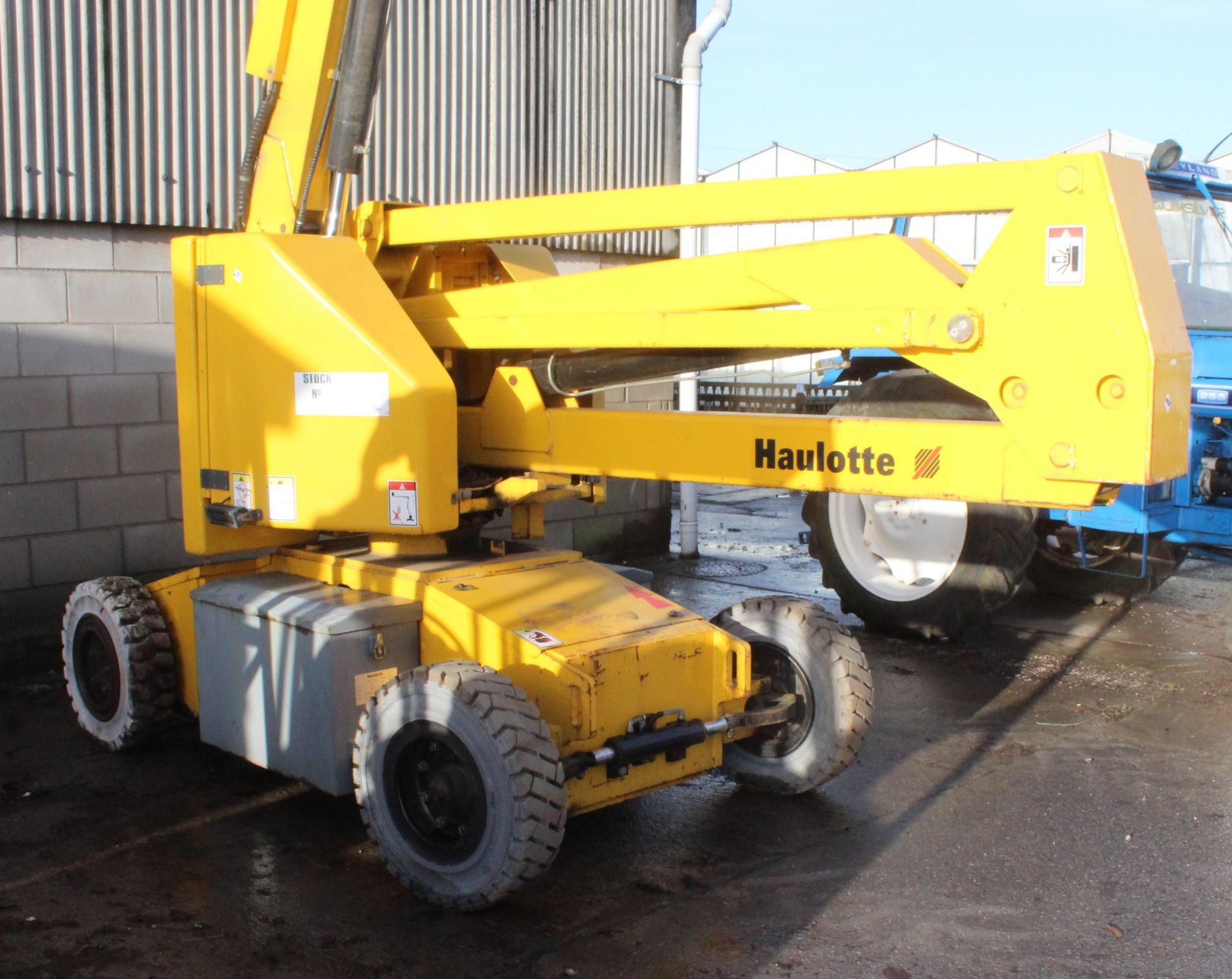 INDOOR HAULETTE HAISI 48V HA15 CHERRY PICKER APPROX 2000 HOURS BUILT IN 110/240V CHARGER 15 METRE - Image 2 of 10