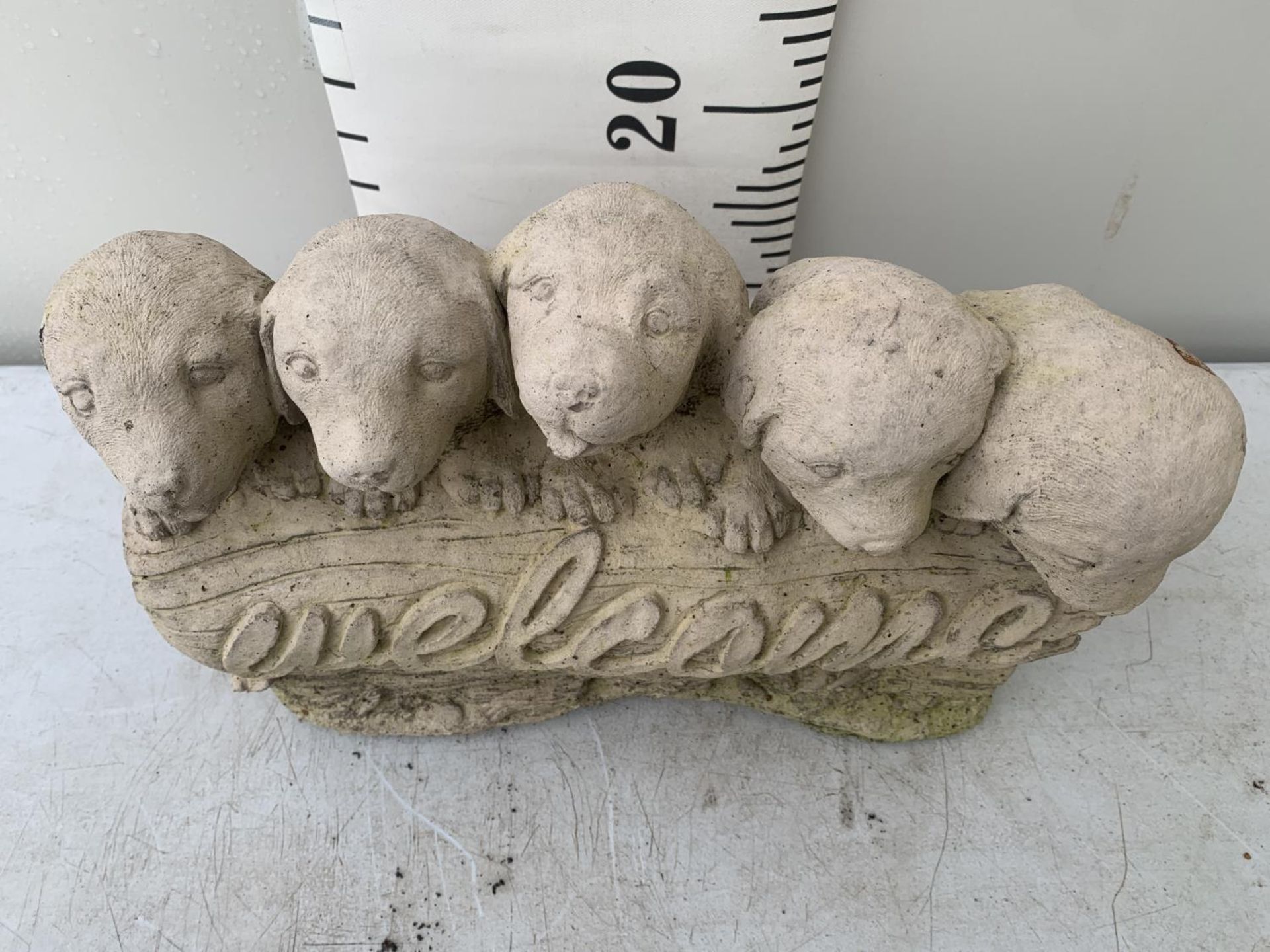 A CONCRETE WELCOME DOGS ORNAMENT NO VAT - Image 2 of 2