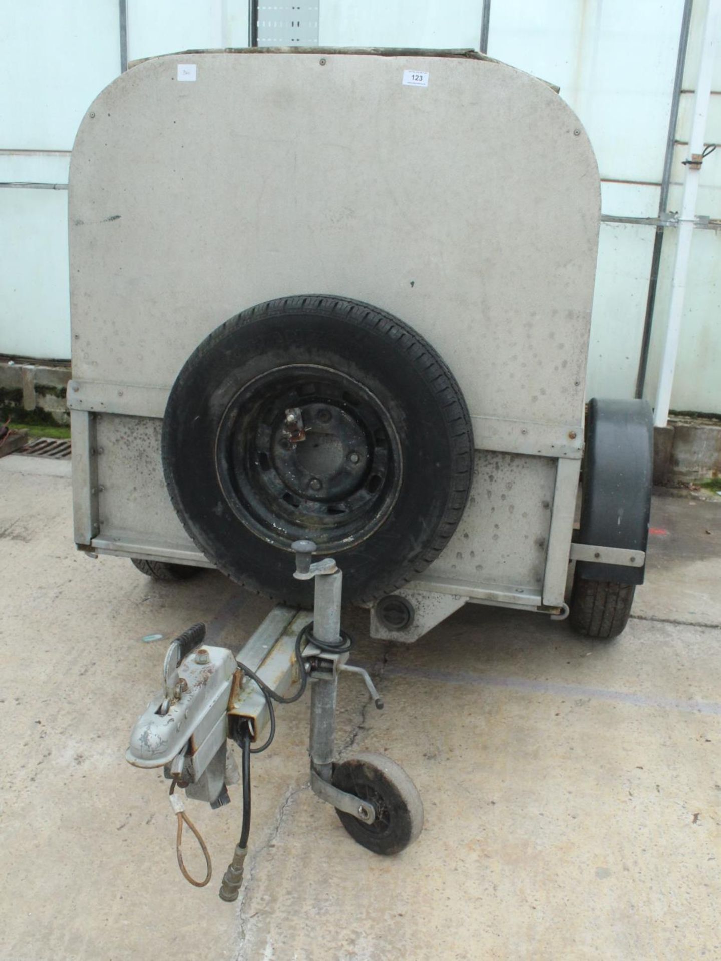 IFOR WILLIAMS BOX TRAILER WITH 2 LPG DONUT GAS TANKS INSIDE NO VAT - Image 5 of 5