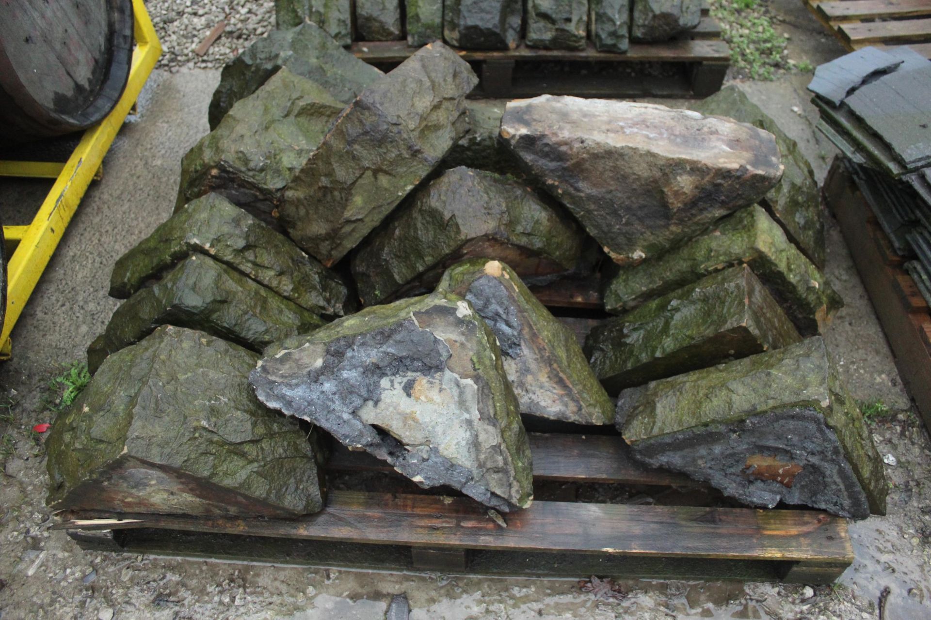 2 PALLETS OF TRIANGLE STONE COPINGS 27 PIECES NO VAT