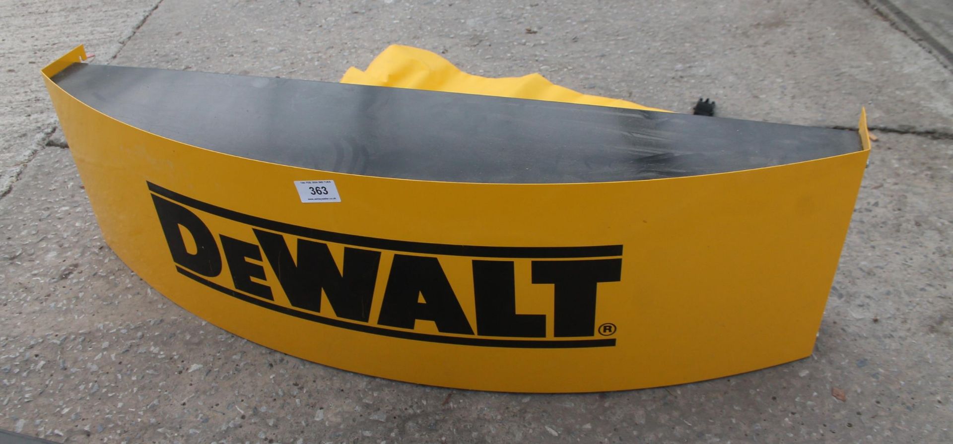 DEWALT KERBED LIGHT DISPLAY AND DEWALT BAG + VAT