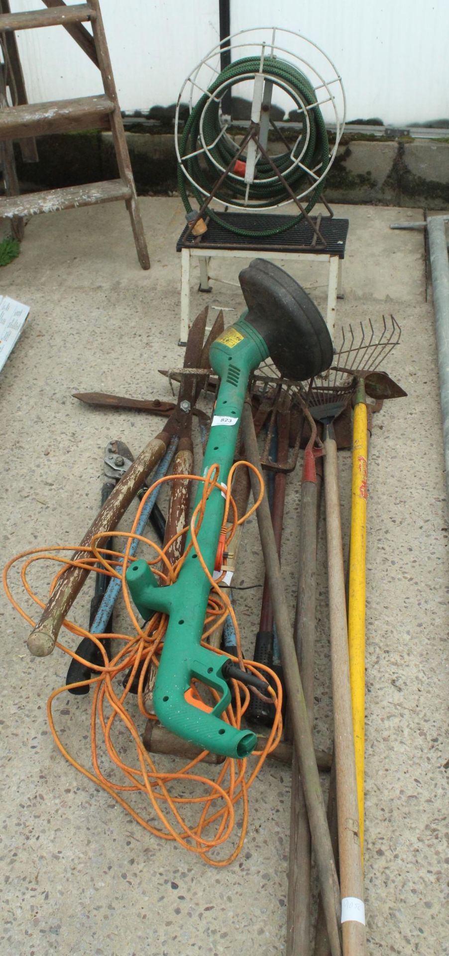 LARGE ASSORTMENT OF GARDEN TOOLS INCLUDING STRIMMER AND HOSE IN WORKING ORDER NO VAT