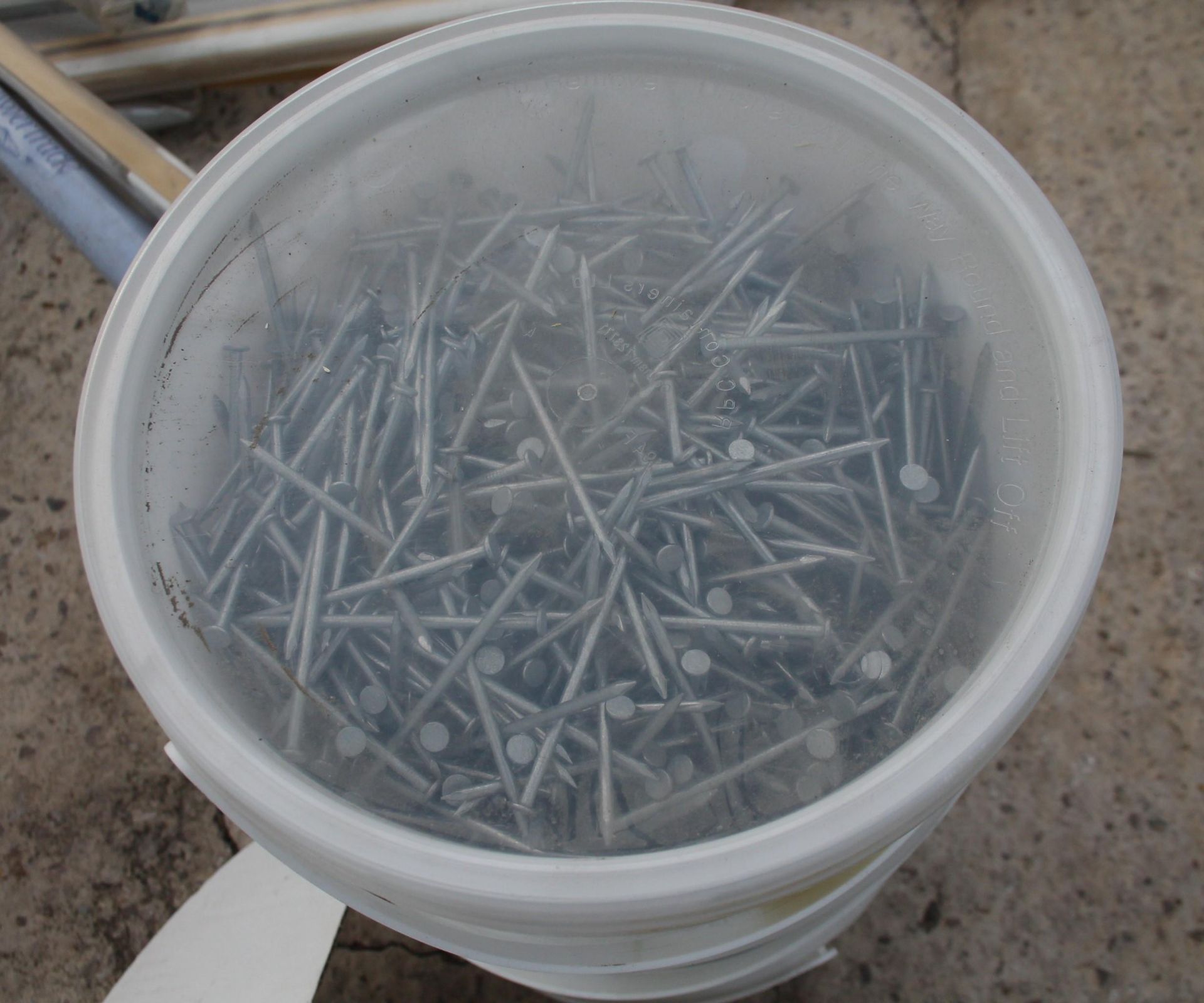3 TUBS OF ROUND WIRE NAILS AND BOX OF COACH BOLTS + VAT - Image 4 of 4