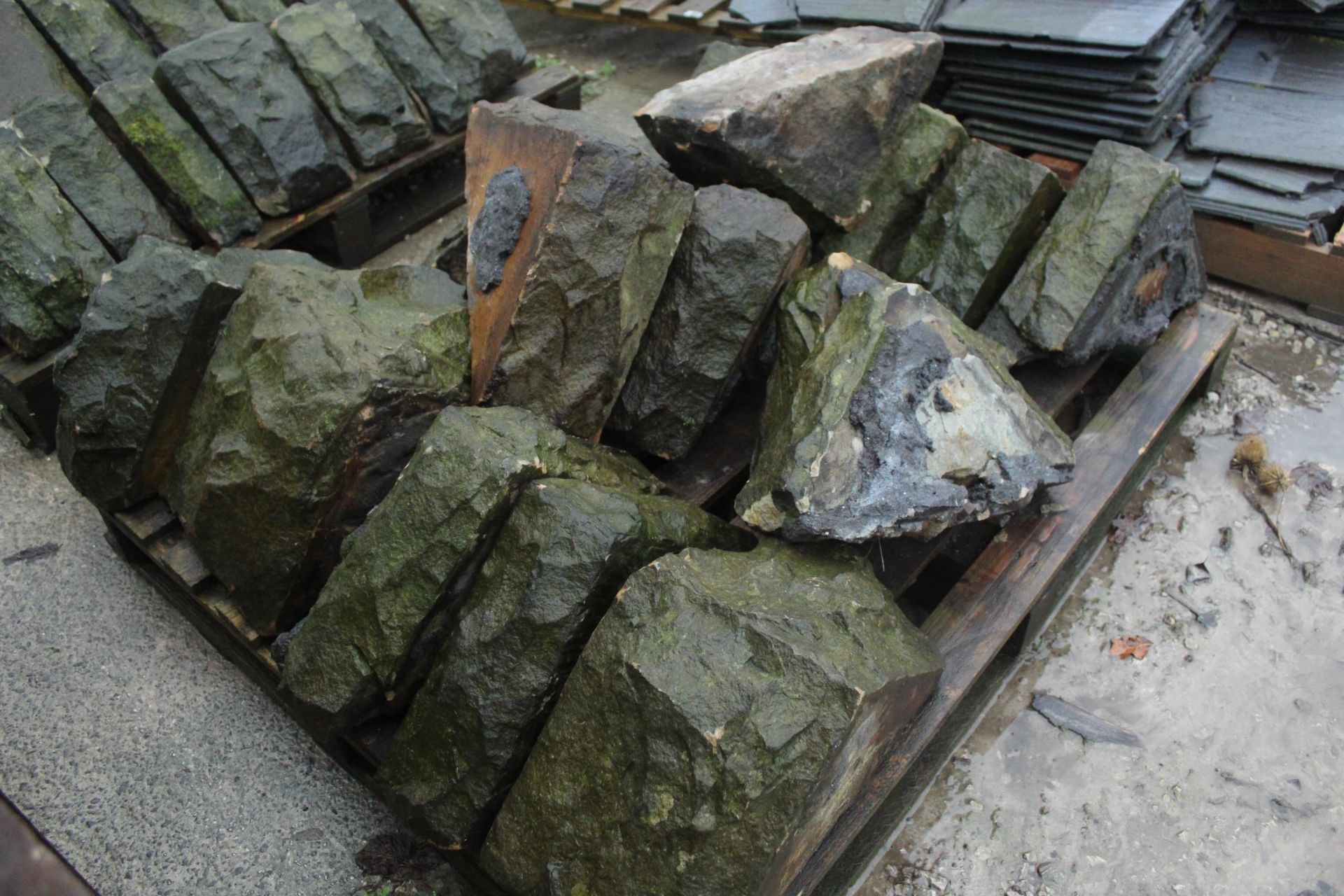 2 PALLETS OF TRIANGLE STONE COPINGS 27 PIECES NO VAT - Image 4 of 4