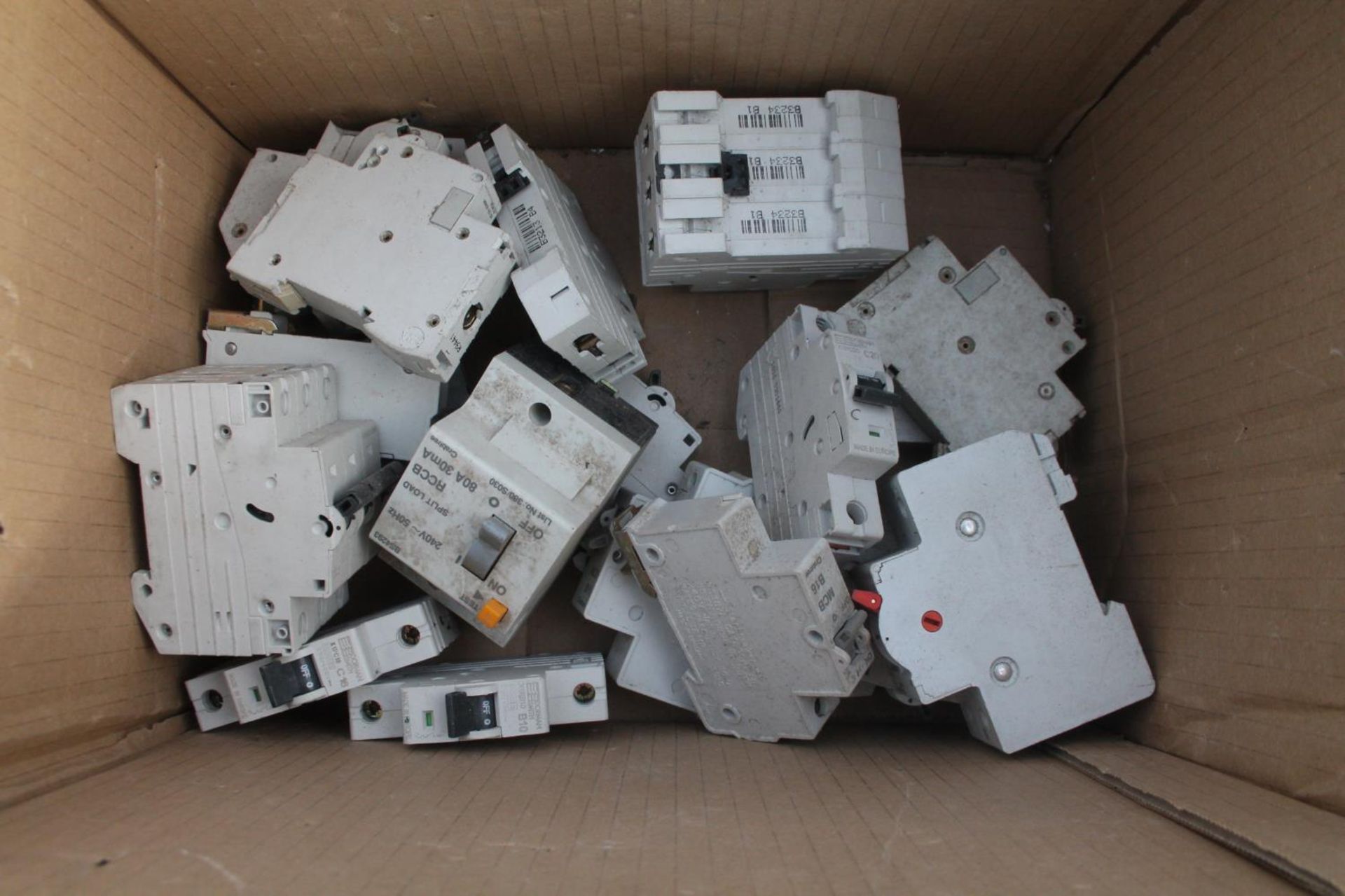 3 BOXES OF ASSORTED ELECTRICAL ITEMS NO VAT - Image 2 of 6