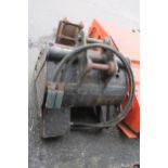 10 TONNE WINCH BUCKET HYDRAULIC 35MM PINS TB228 IN WORKING ORDER NO VAT