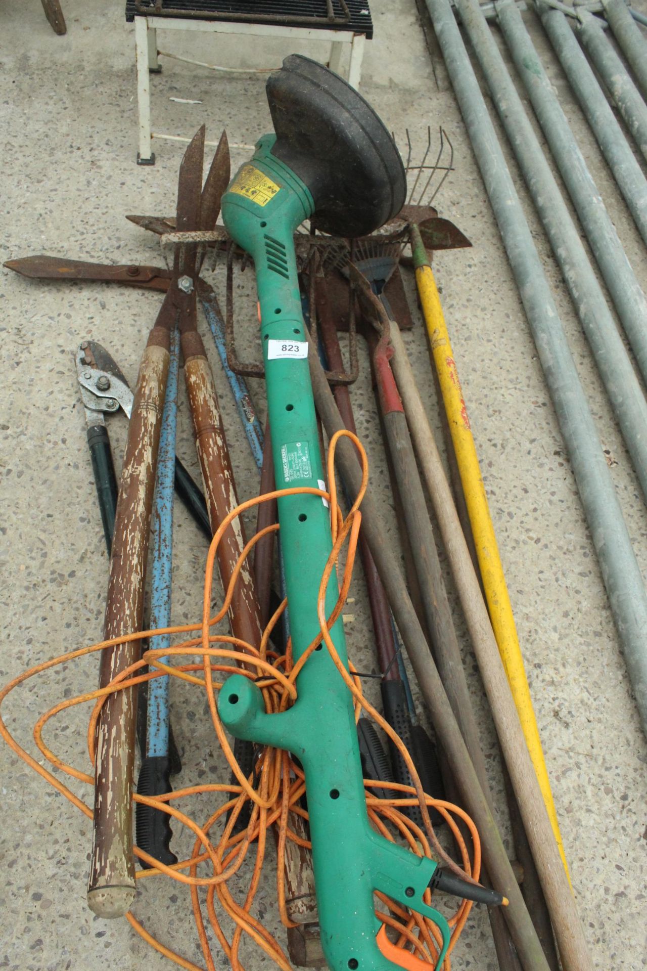 LARGE ASSORTMENT OF GARDEN TOOLS INCLUDING STRIMMER AND HOSE IN WORKING ORDER NO VAT - Image 2 of 3