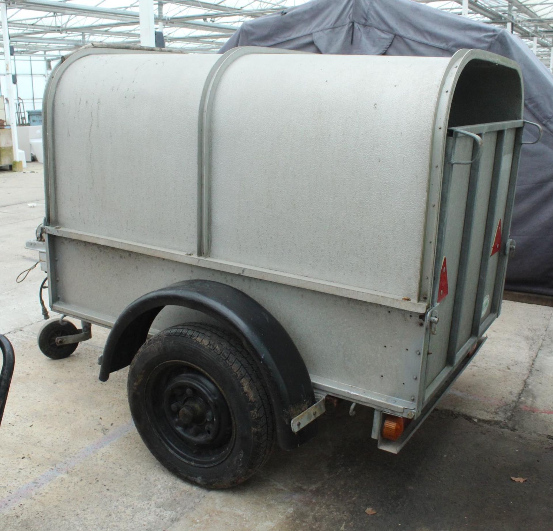 IFOR WILLIAMS BOX TRAILER WITH 2 LPG DONUT GAS TANKS INSIDE NO VAT - Image 4 of 5