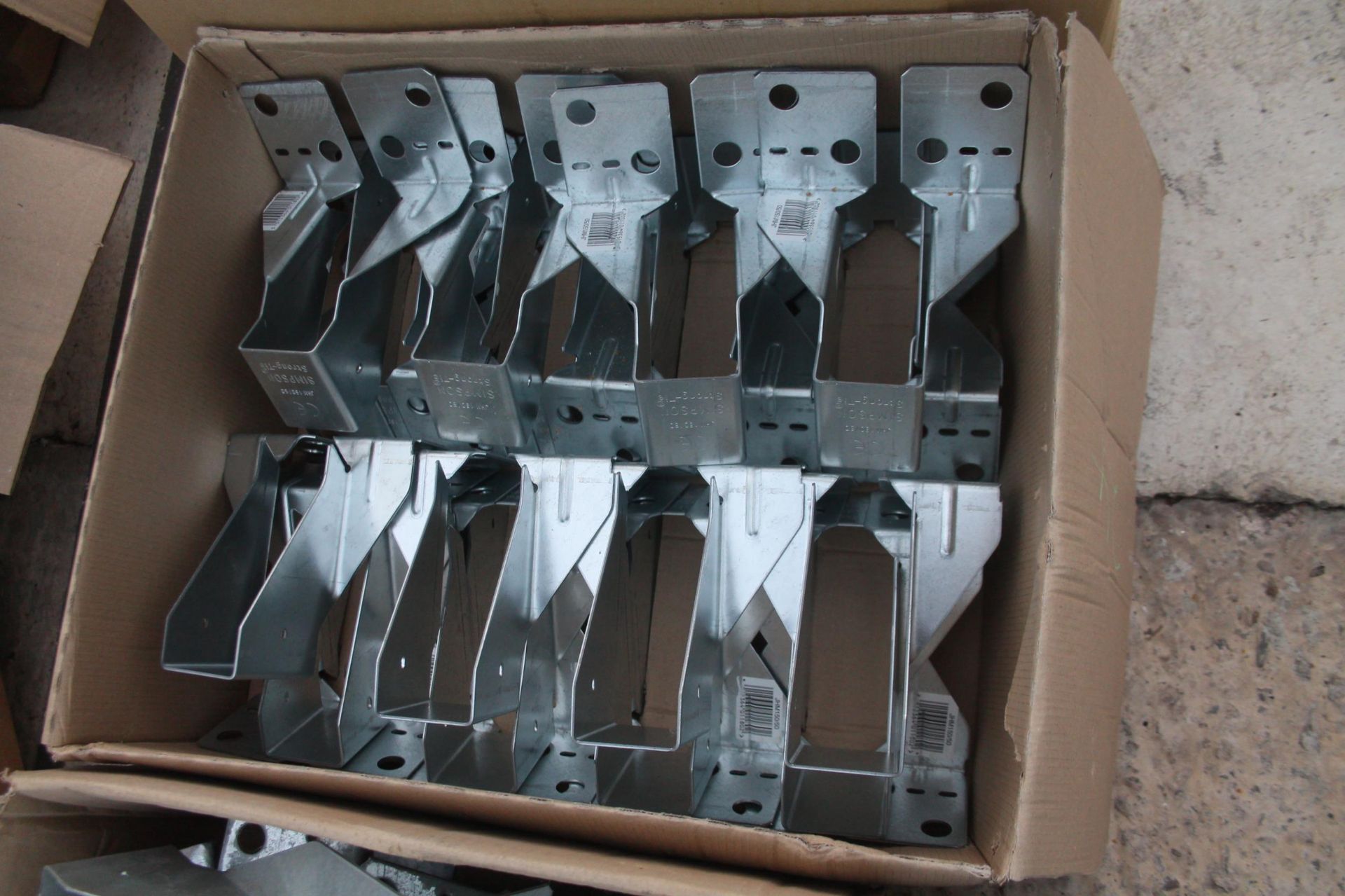 4 BOXES OF JOIST HANGERS (131) VARIOUS SIZES + VAT - Image 4 of 8