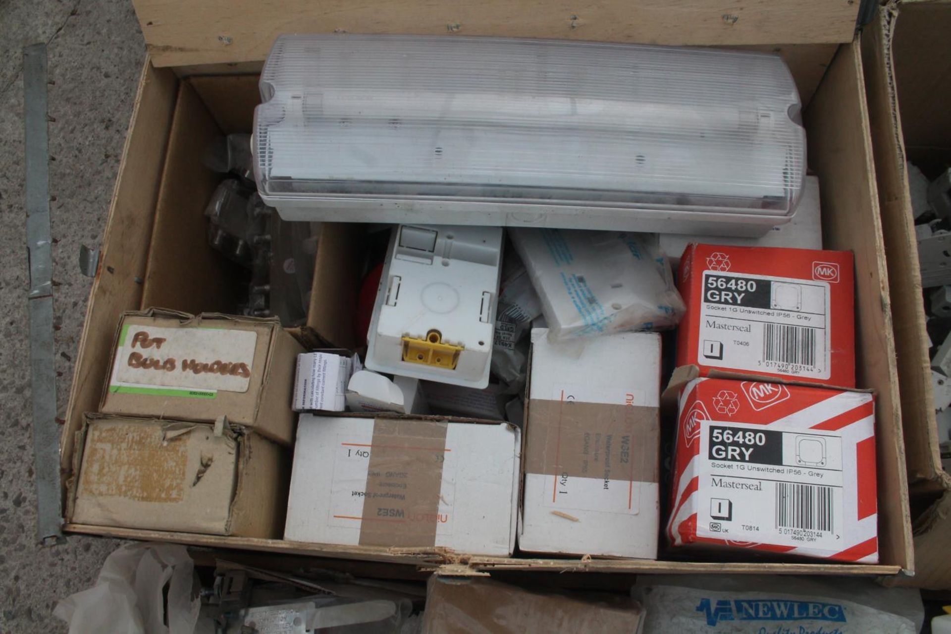 3 BOXES OF ASSORTED ELECTRICAL ITEMS NO VAT - Image 3 of 6