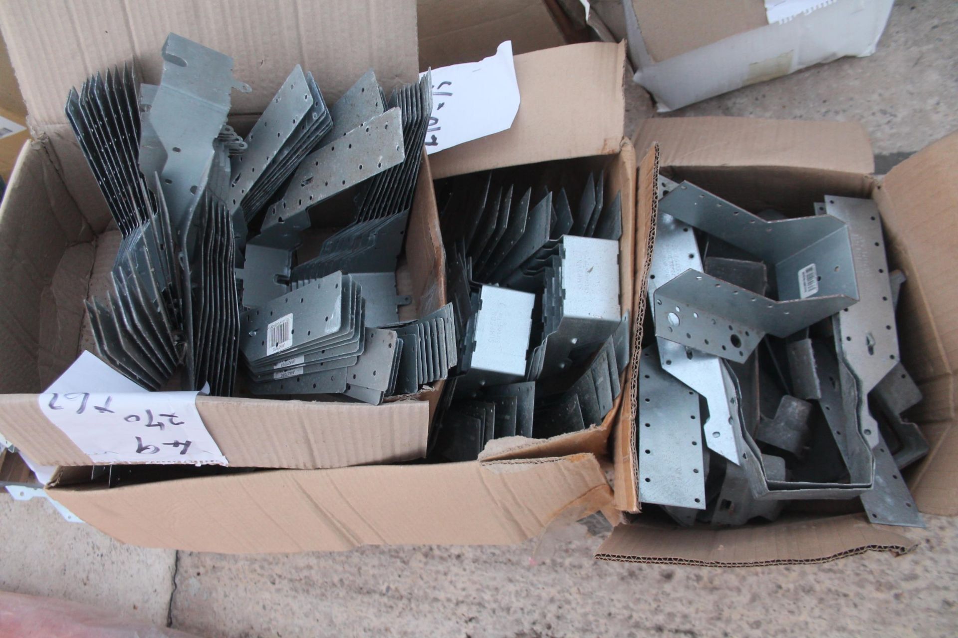 5 BOXES OF JOIST HANGERS (157) VARIOUS SIZES + VAT - Image 2 of 7