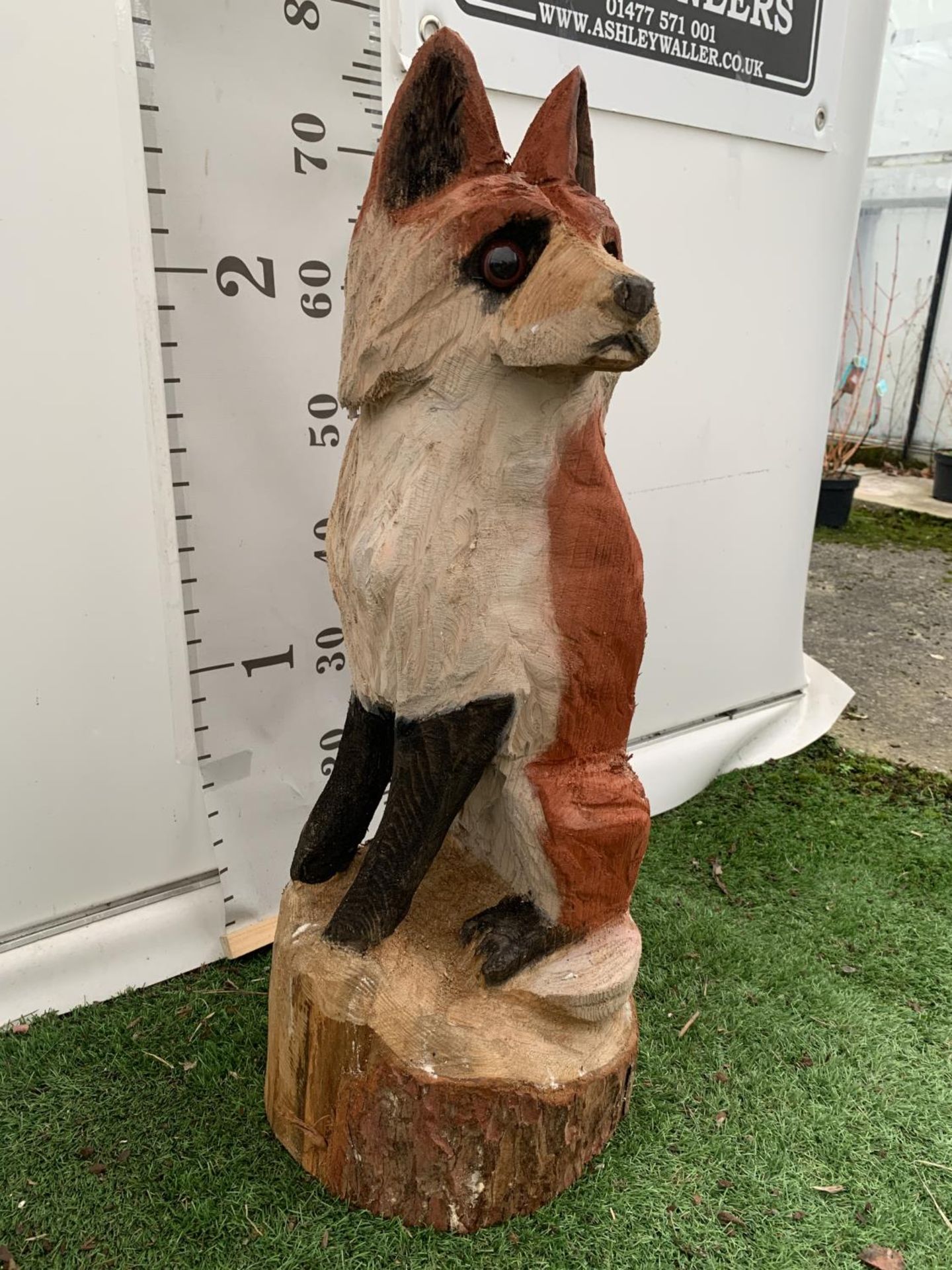 A WOODEN SCULPTURE OF A FOX ON TREE TRUNK PEDESTAL APPROX 80CM IN HEIGHT NO VAT - Image 3 of 4
