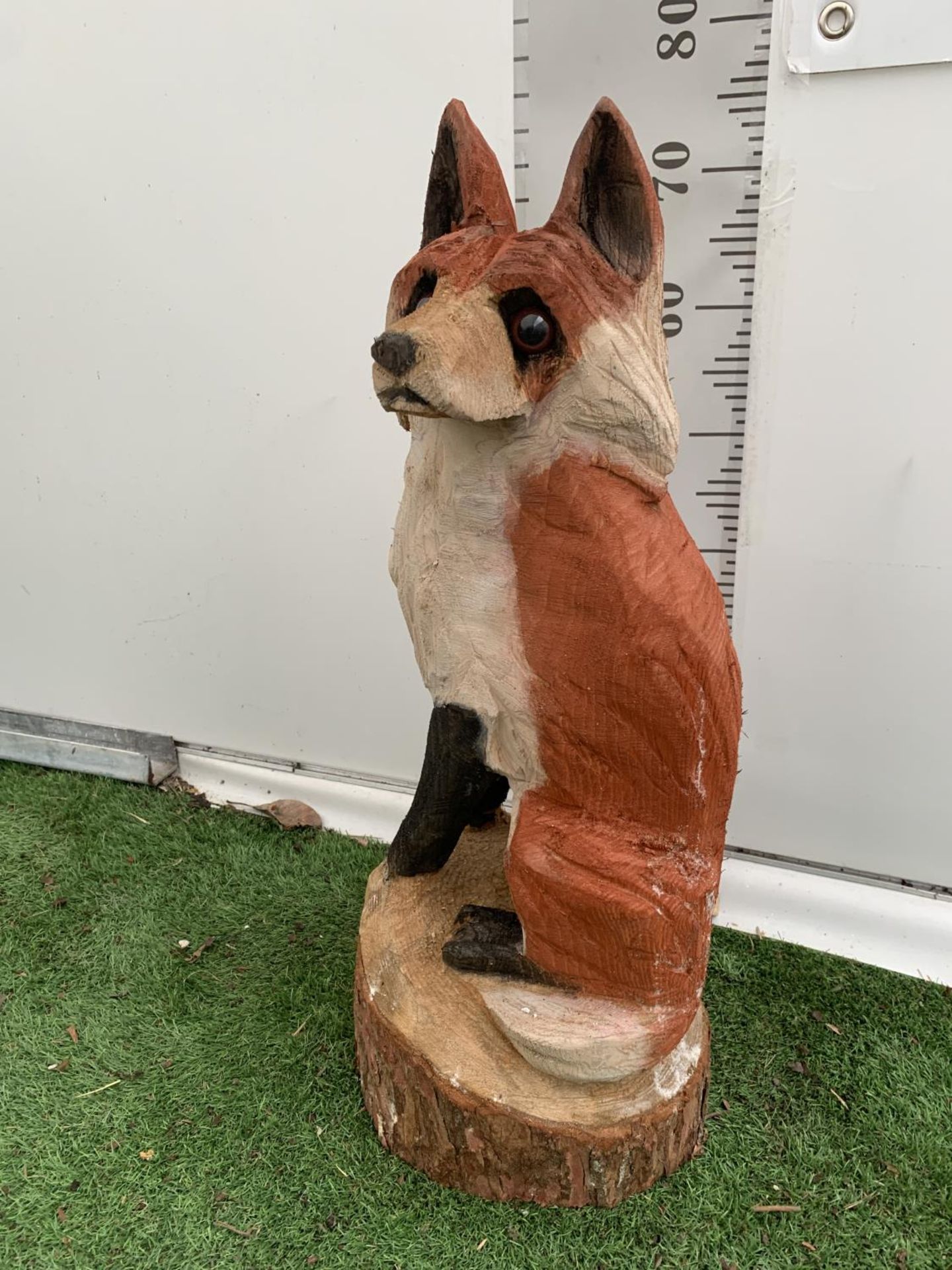 A WOODEN SCULPTURE OF A FOX ON TREE TRUNK PEDESTAL APPROX 80CM IN HEIGHT NO VAT - Image 2 of 4