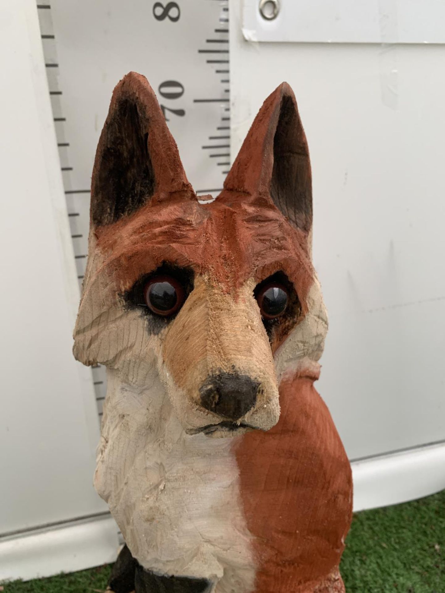 A WOODEN SCULPTURE OF A FOX ON TREE TRUNK PEDESTAL APPROX 80CM IN HEIGHT NO VAT - Image 4 of 4
