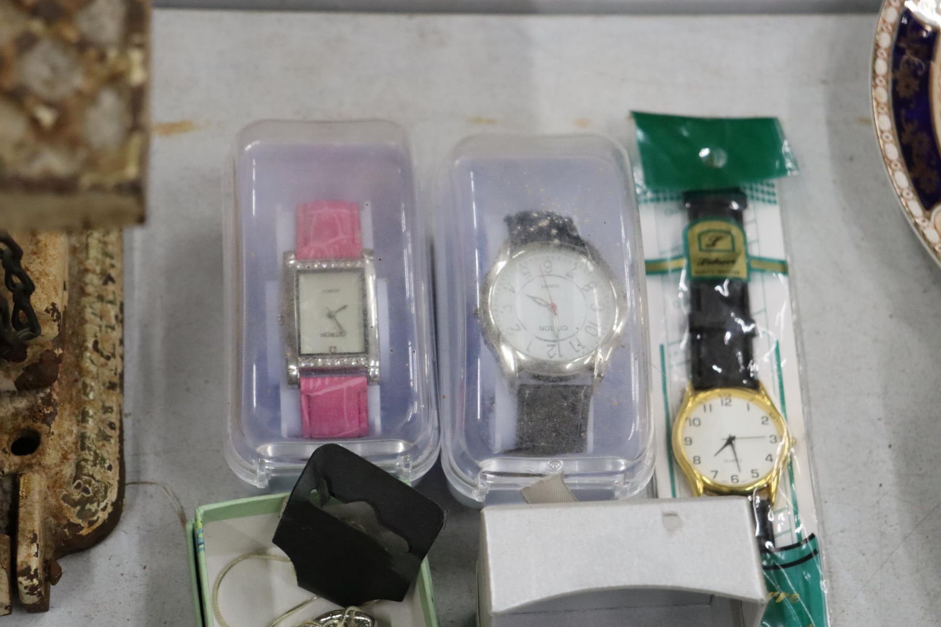 A QUANTITY OF BOXED COSTUME JEWELLERY TO INCLUDE WATCHES - Image 4 of 9