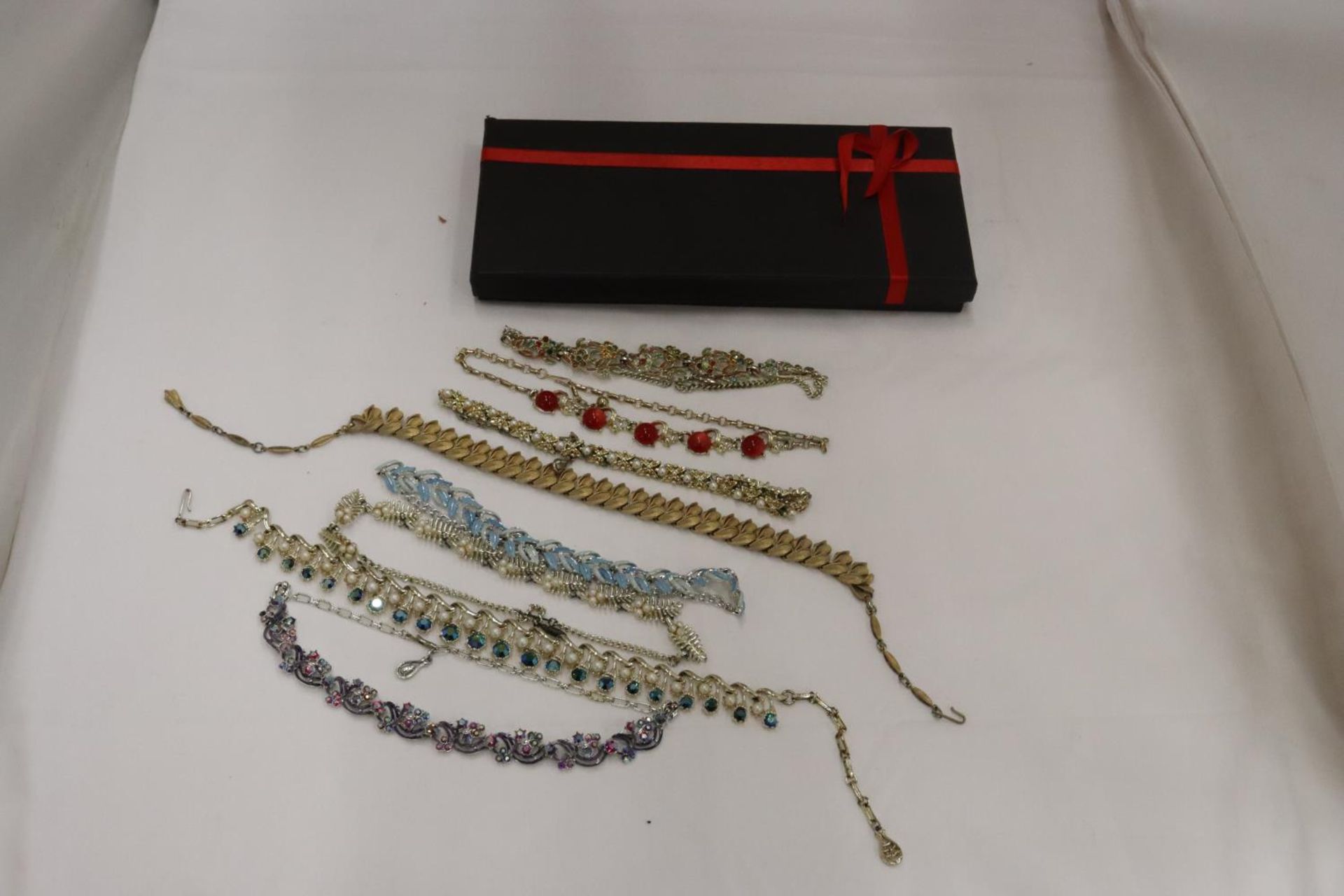 A COLLECTION OF 1950'S JEWELLERY NECKLACES