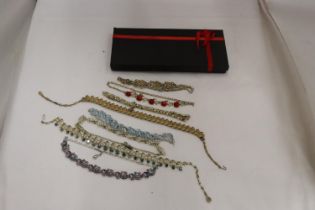 A COLLECTION OF 1950'S JEWELLERY NECKLACES