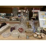 A COLLECTION OF GLASSWARE TO INCLUDE TWO GERMAN CRYSTAL BOWLS WITH BIRD DESIGN, TEALIGHT HOLDERS,