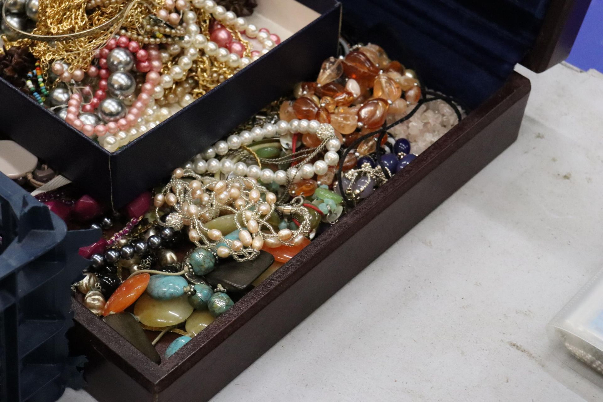 A LARGE QUANTITY OF COSTUME JEWELLERY TO INCLUDE AMBER STYLE BEADS, BANGLES, NECKLACES, BEADS, - Image 8 of 8
