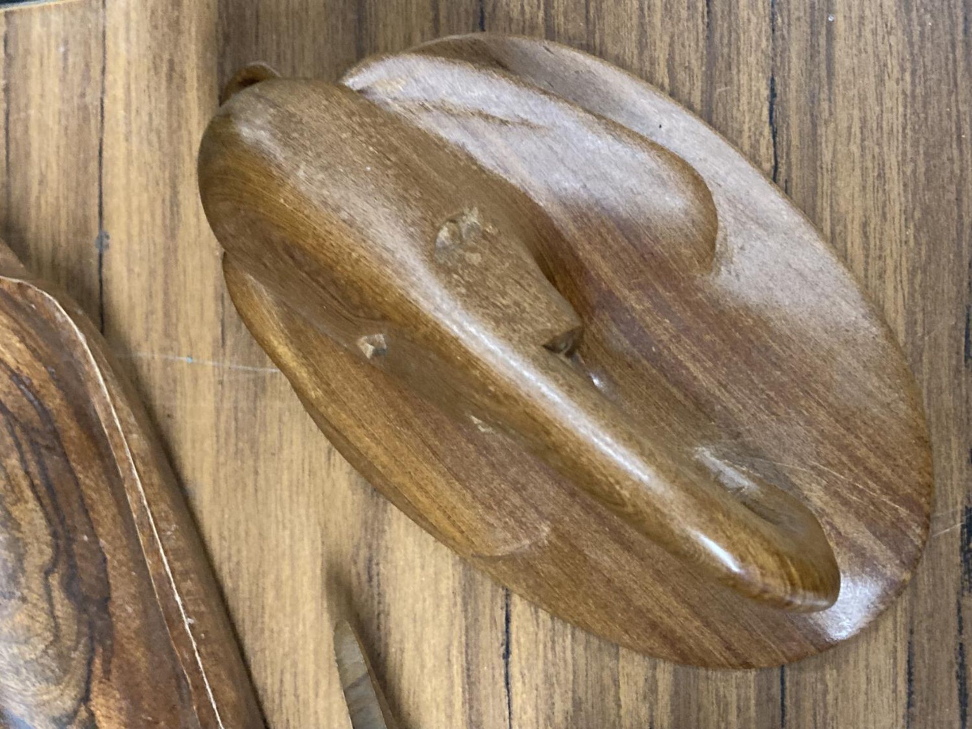 A QUANTITY OF TREEN ITEMS TO INCLUDE A FLORAL CARVED BOWL, FIGURES, ETC - Image 3 of 5