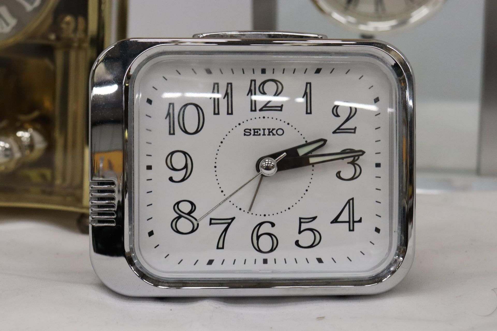 A VINTAGE SEIKO ALARM CLOCK, ANNIVERSARY CLOCK PLUS TWO OTHERS - Image 11 of 11