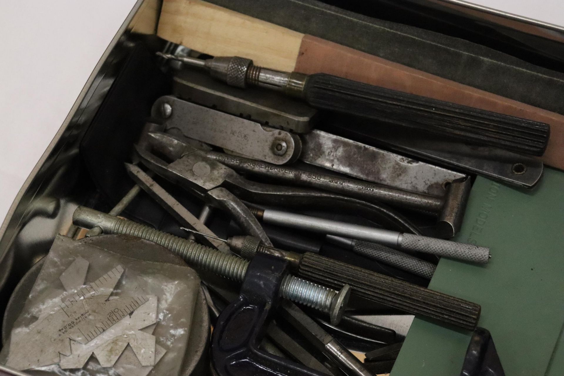 A TRAY CONTAINING ENGINEERING AND CRAFTS TOOLS AND ACCESSORIES - Image 5 of 5