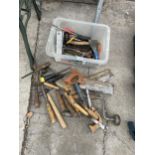AN ASSORTMENT OF VINTAGE HAND TOOLS TO INCLUDE SAWS, BRACE DRILLS AND CHISELS ETC